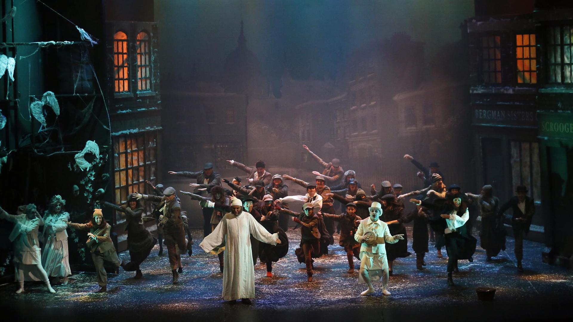 Integrantes de Ópera de Cámara de Navarra (OCN), representando ‘Cuento de Navidad’ en el Teatro Arriaga de Bilbao, en enero de 2018. La ópera, con libreto de Pablo Valdés y música de Íñigo Casalí, es una adaptación de la clásica novela corta del británico Charles Dickens ‘A Christmas Carol’ (1843). En ella, el avaro Evenezer Scrooge sufre una conversión tras la visita de sus fantasmas en Nochebuena