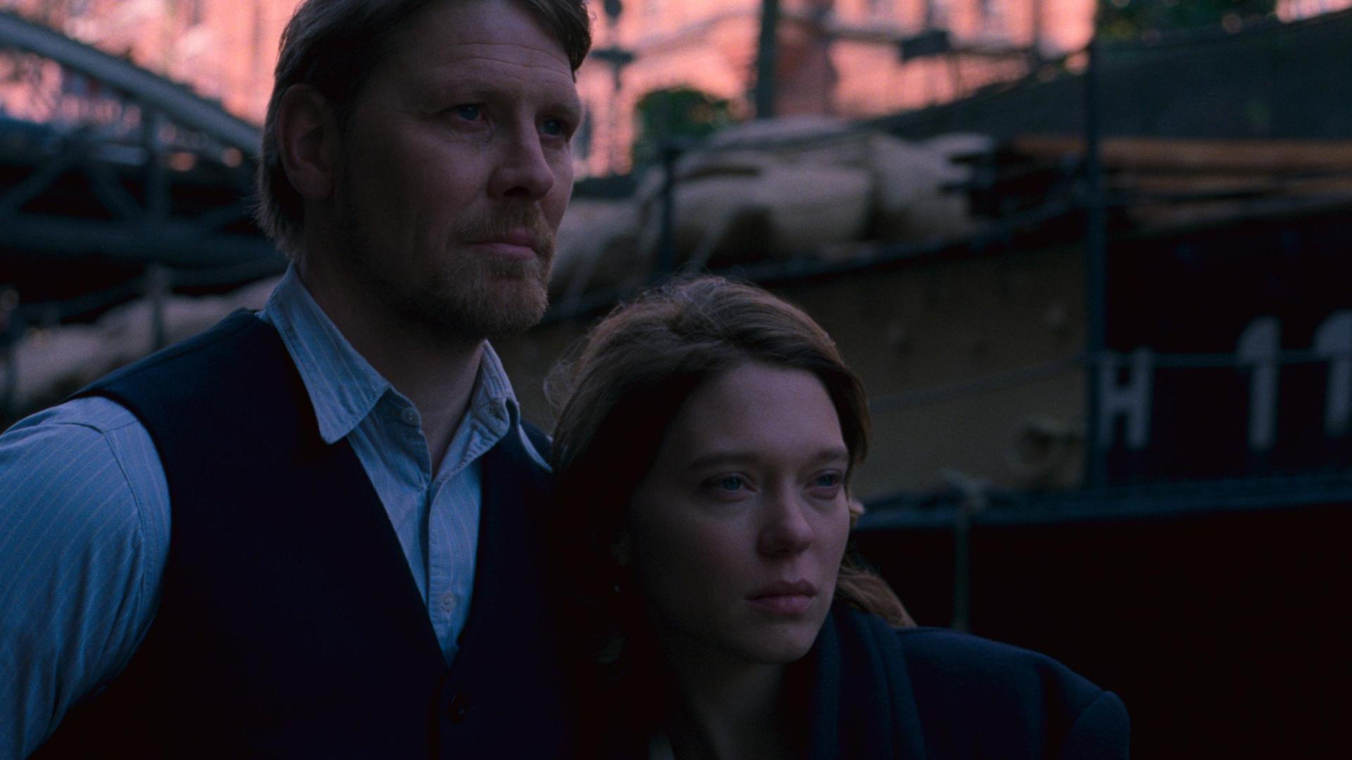 Personajes con la mirada sostenida en el horizonte, uno de los planos más empleados en el filme