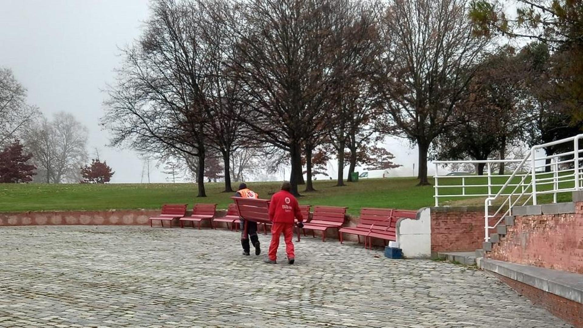 Trabajadores municipales ya colocan los nuevos bancos