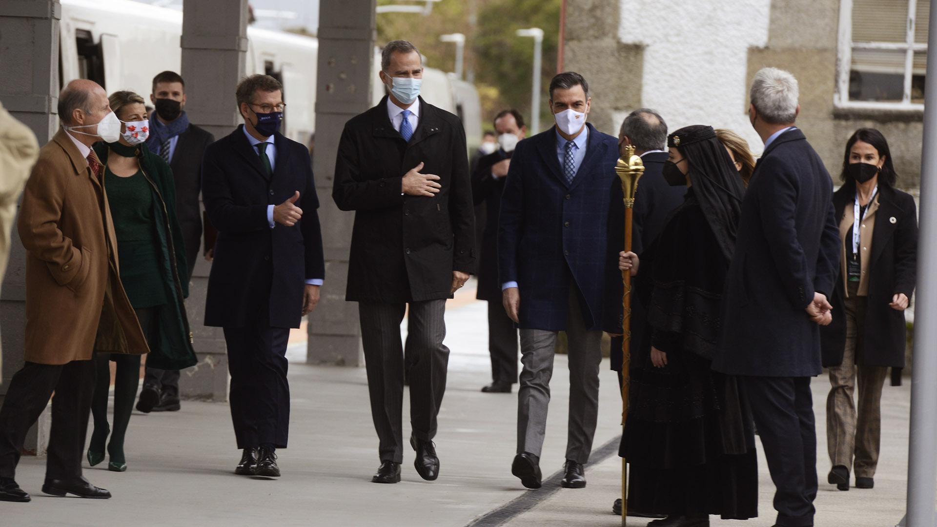 La vicepresidenta segunda y ministra de Trabajo y Economía Social, Yolanda Díaz; el presidente de la Xunta de Galicia, Alberto Núñez Feijóo; el Rey Felipe VI; el presidente del Gobierno, Pedro Sánchez; y la ministra de Transportes, Movilidad y Agenda Urbana, Raquel Sánchez, en el acto de inauguración de la línea de AVE Madrid-Galicia, en la Estación