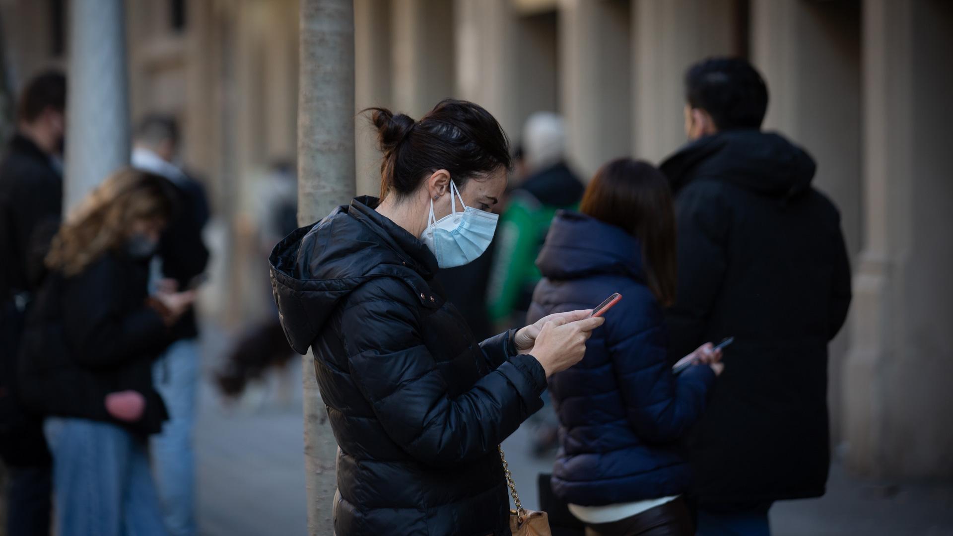Varias personas hacen cola para hacerse test y otras pruebas de covid, en el laboratorio Echevarne, a 20 de diciembre de 2021, en Barcelona
