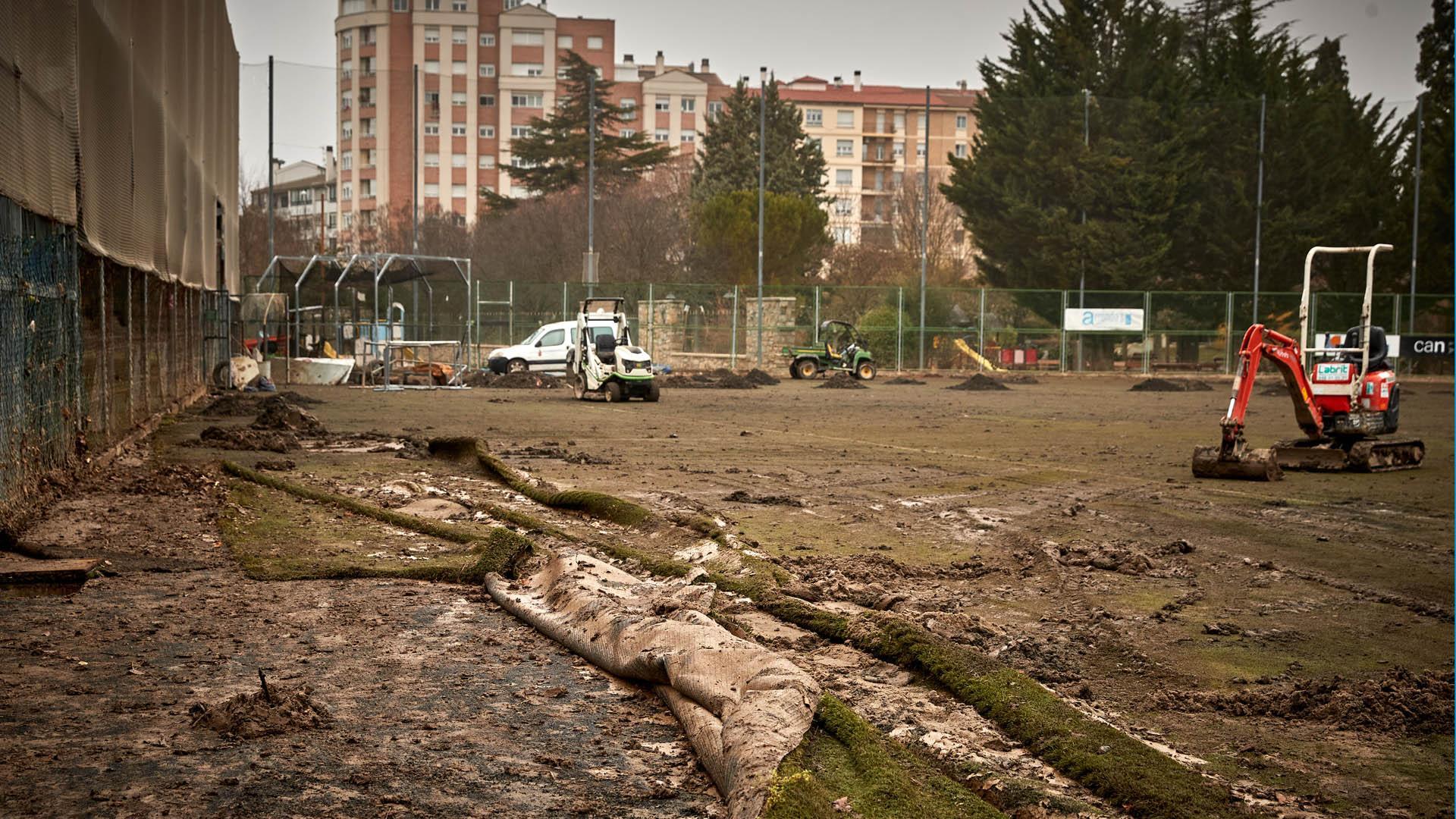Este es el estado del campo de béisbol de Burlada once días después de las inundaciones. Desde entonces, más de 60 voluntarios trabajan cada día para arreglarlo