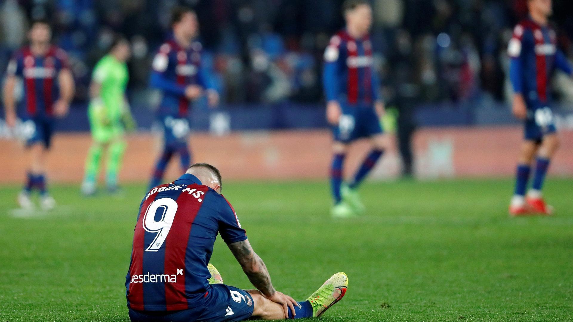 Roger, delantero del Levante, se lamenta al término del duelo frente al Valencia