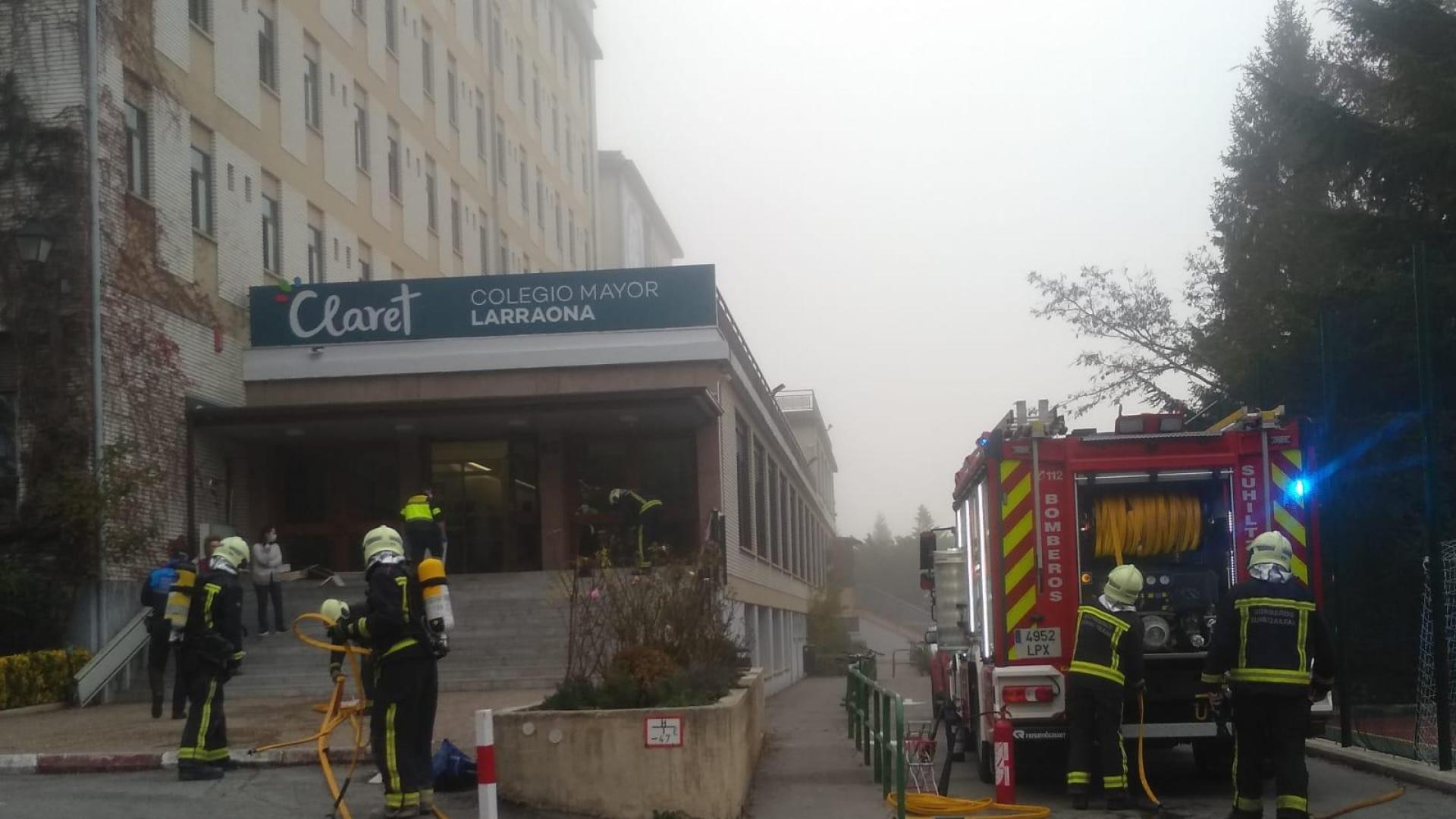 Bomberos, durante las tareas de extinción.