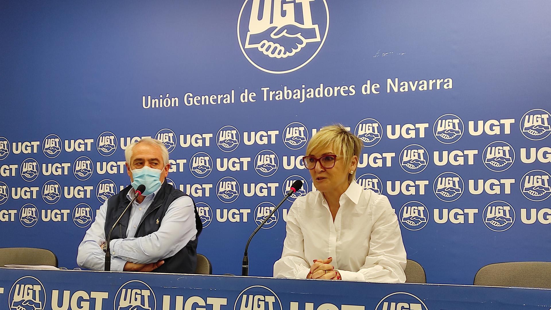 El secretario general de UGT de Navarra, Jesús Santos, y la secretaria de Política Sindical, Marisol Vicente, en rueda de prensa