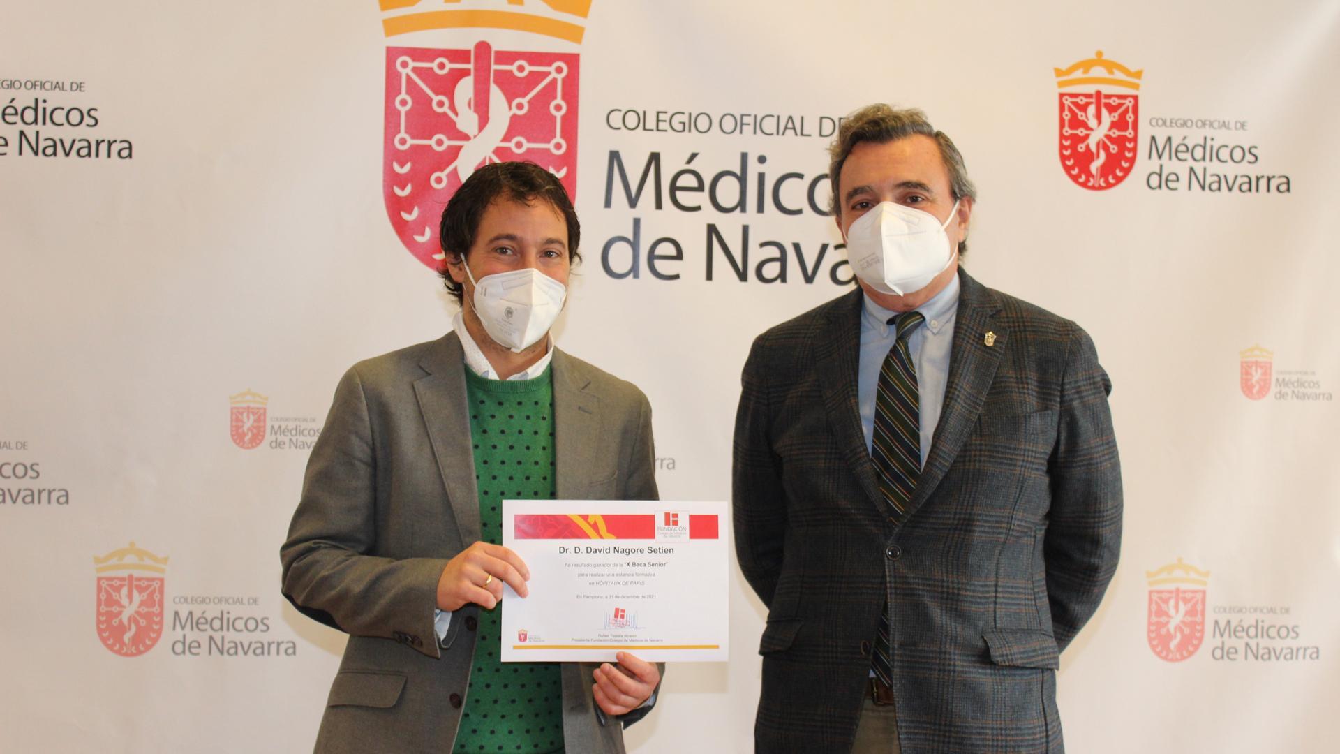 Rafael Teijeira, presidente del Colegio de Médicos de Navarra, entregó la Beca Senior 2021 a David Nagore