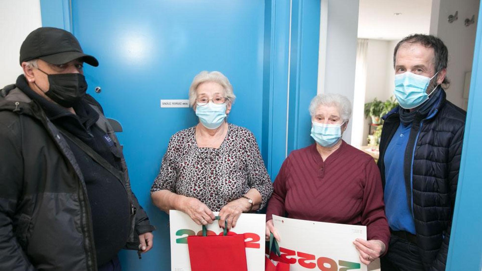 Se han repartido más de 100 menús, compuestos por langostinos, alcachofas con jamón, ajoarriero, quesada y turrones