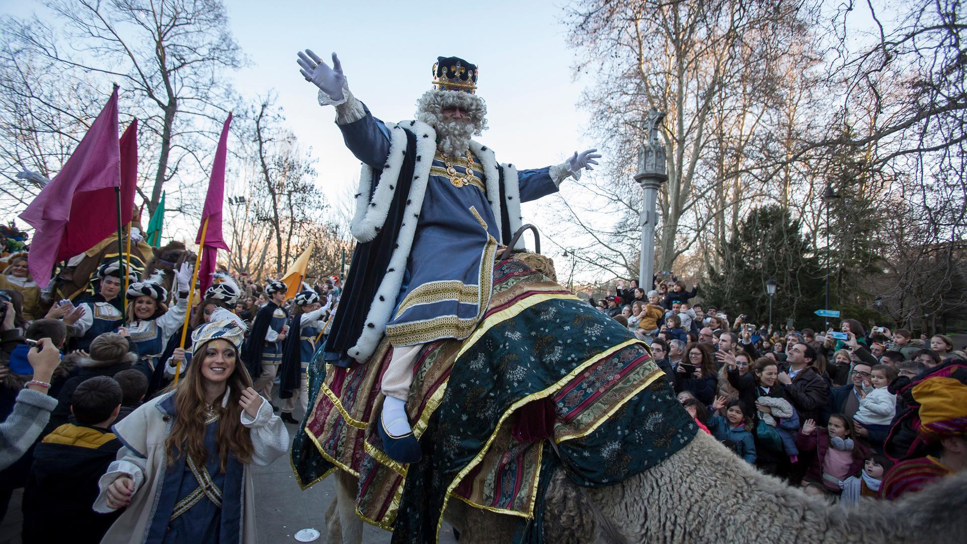 El rey Melchor y su séquito, después de atravesar el puente de la Magdalena