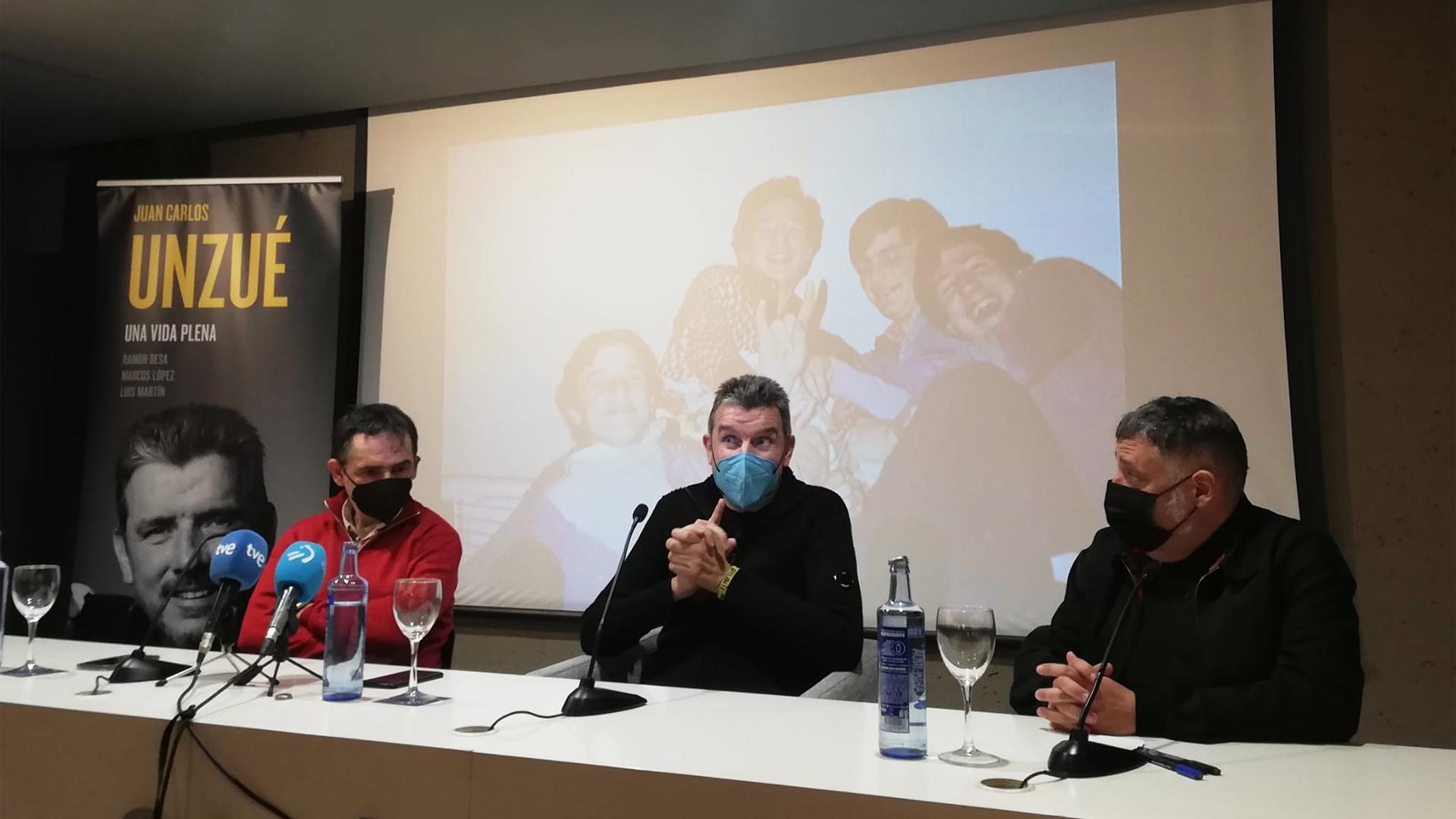 Un momento de la presentación con Juan Carlos Unzué en el centro de la imagen