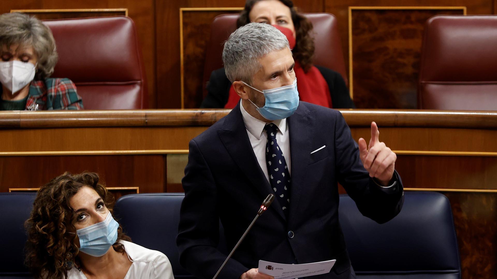 La ministra de Hacienda y el ministro del Interior durante la sesión de control al Gobierno este miércoles en el Congreso