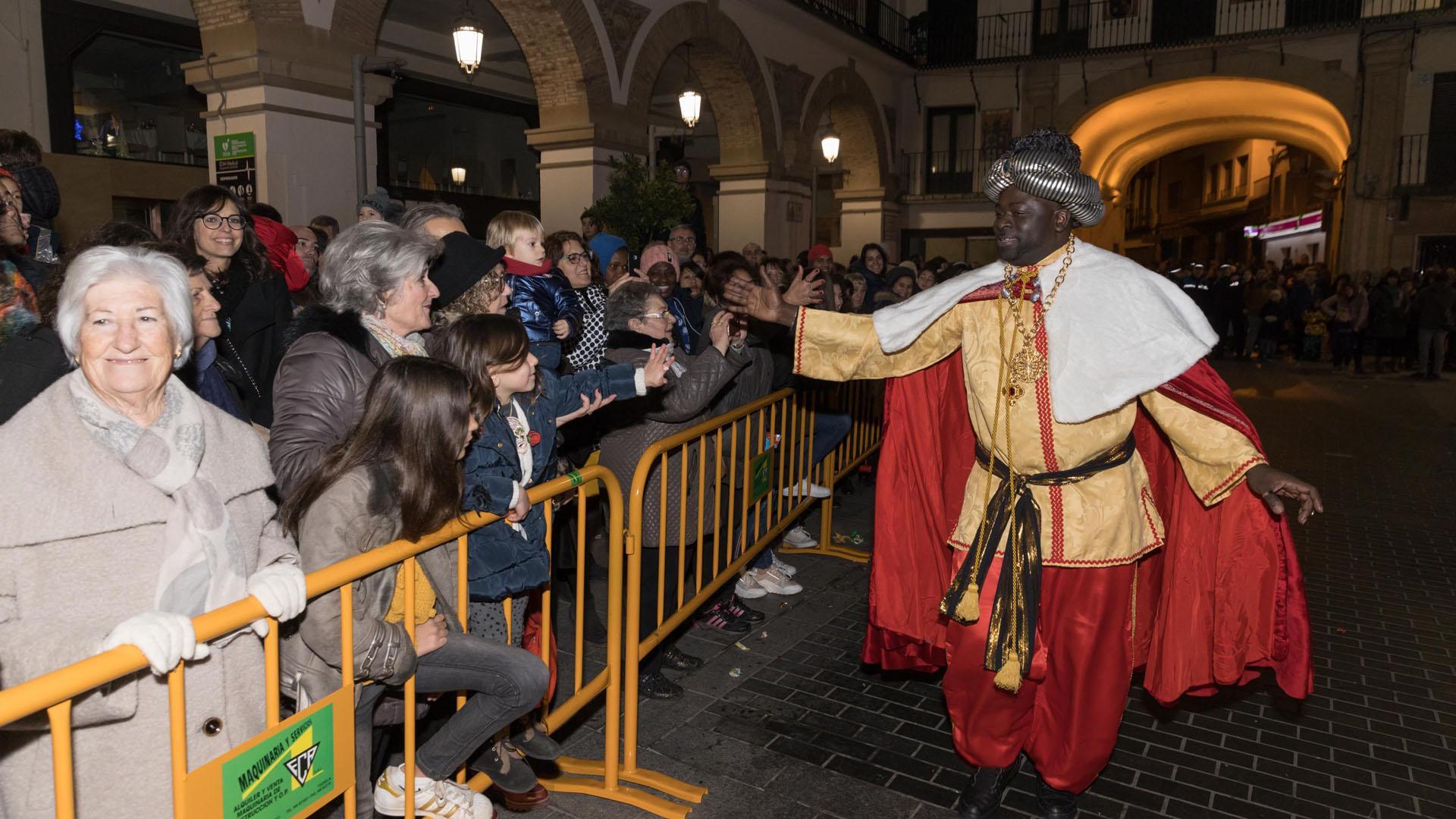 El Rey Baltasar saluda a varios de los asistentes a la última cabalgata que se celebró en Tudela, el 5 de enero de 2020