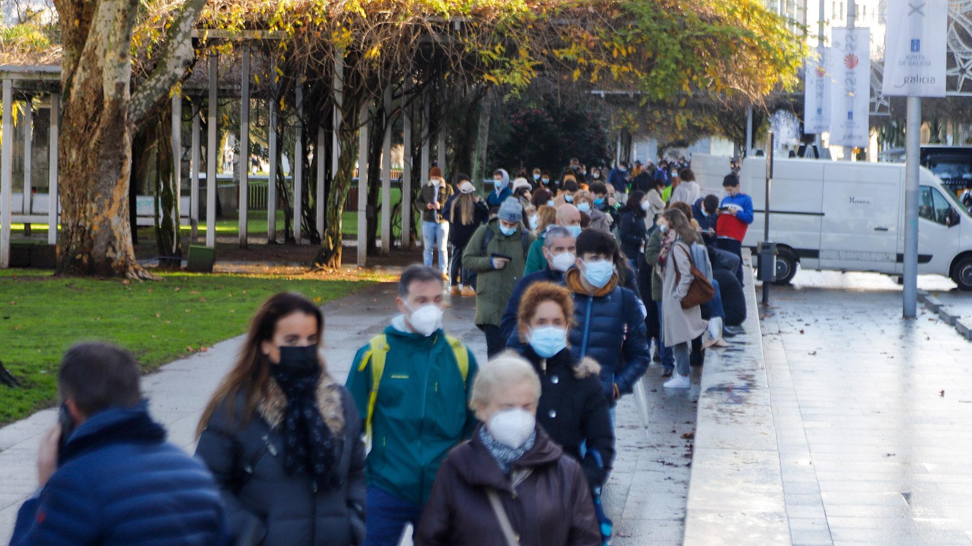 Varias personas hacen cola para hacerse PCR, en un punto móvil de PCR gratuitas en el Naútico de Vigo