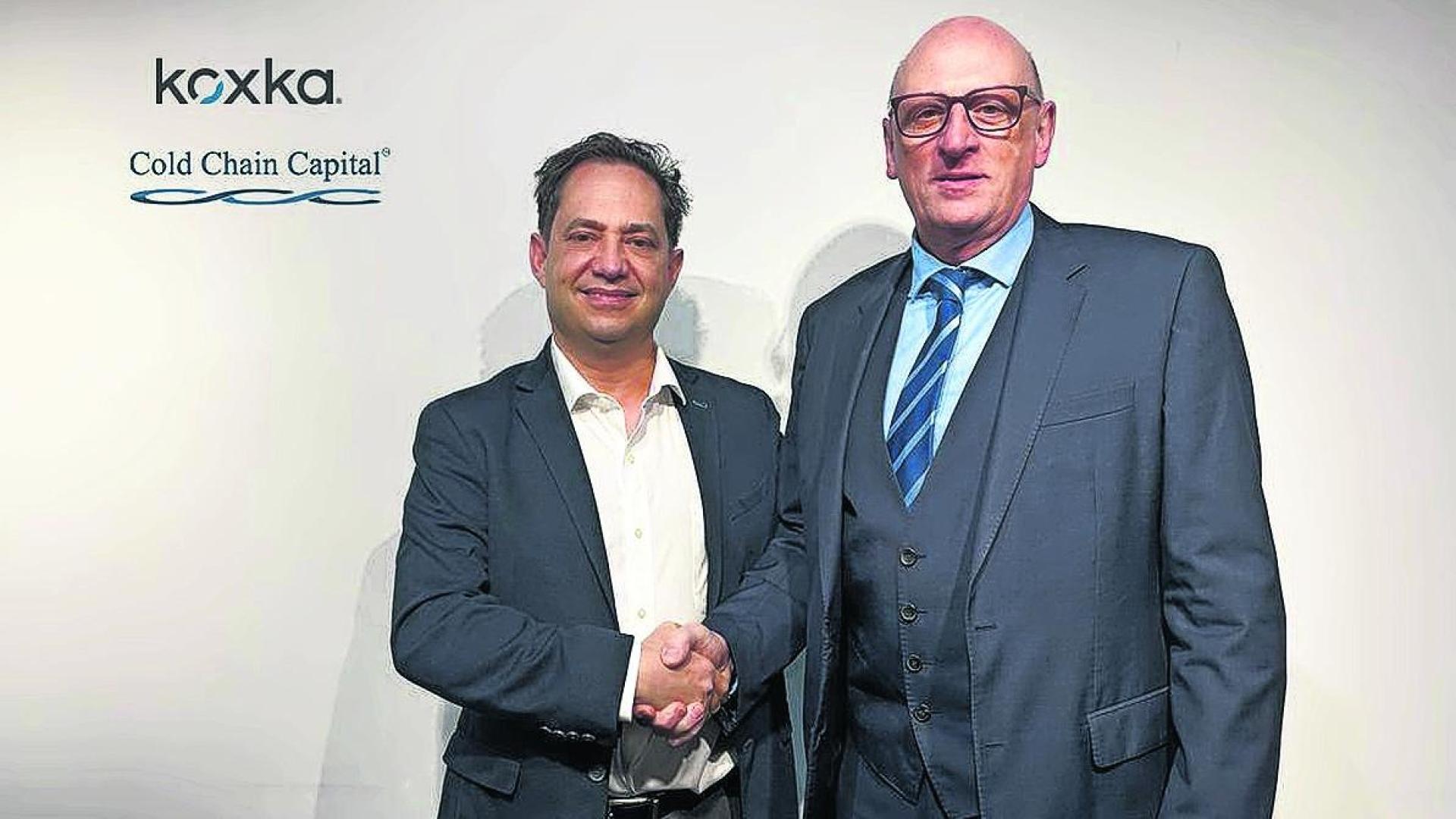 Greg Deldicque (izquierda), managing director de CCCHE, junto con Ignacio Razkin, presidente de Koxka, ayer durante la firma de venta de la planta de Kobol