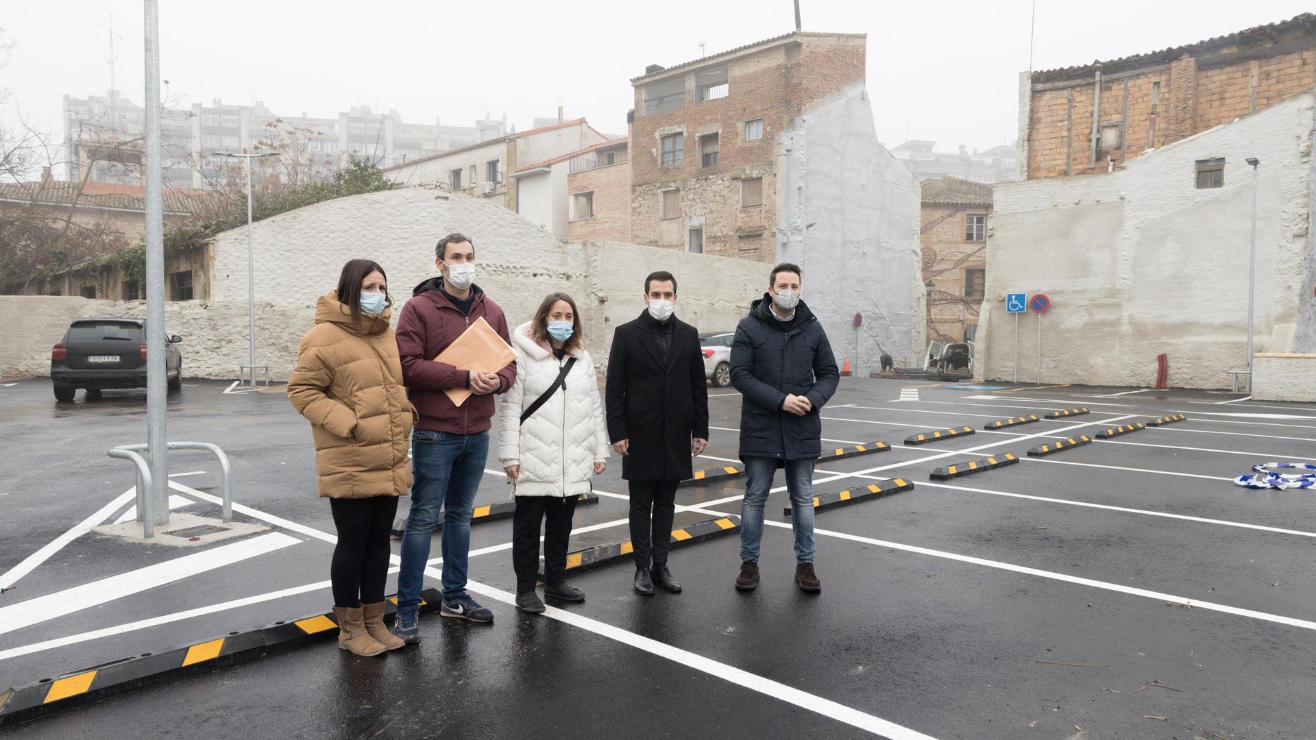 De izda. a dcha.: María León Villanueva (Construcciones Osés); Alfredo y Cristina García Guerra (Albarrada Proyectos y Obras); y Zeus Pérez (concejal de Urbanismo) y Alejandro Toquero (alcalde)