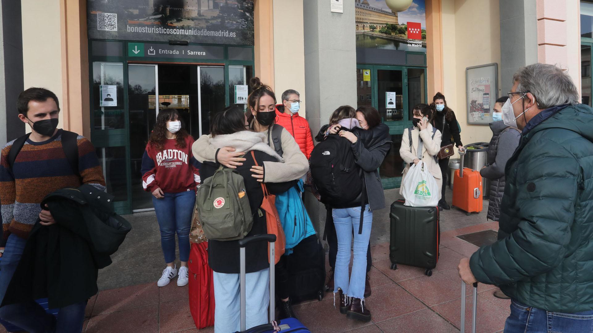 Este jueves fue un día de recibimientos y de despedidas en la estación de tren de Pamplona