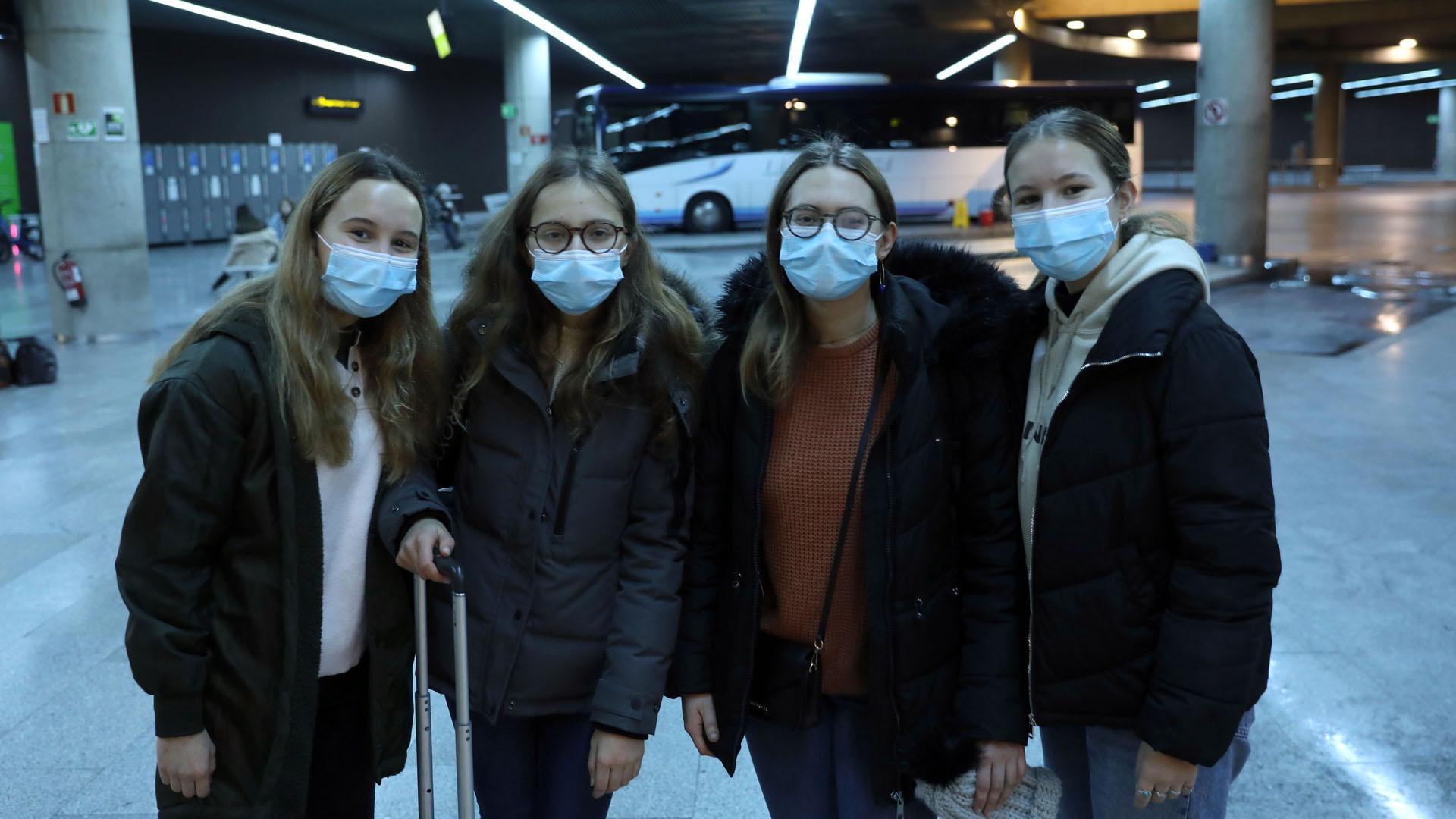 Carlota (izq.) y Daniela Álvarez (dcha.) con sus amigas francesas