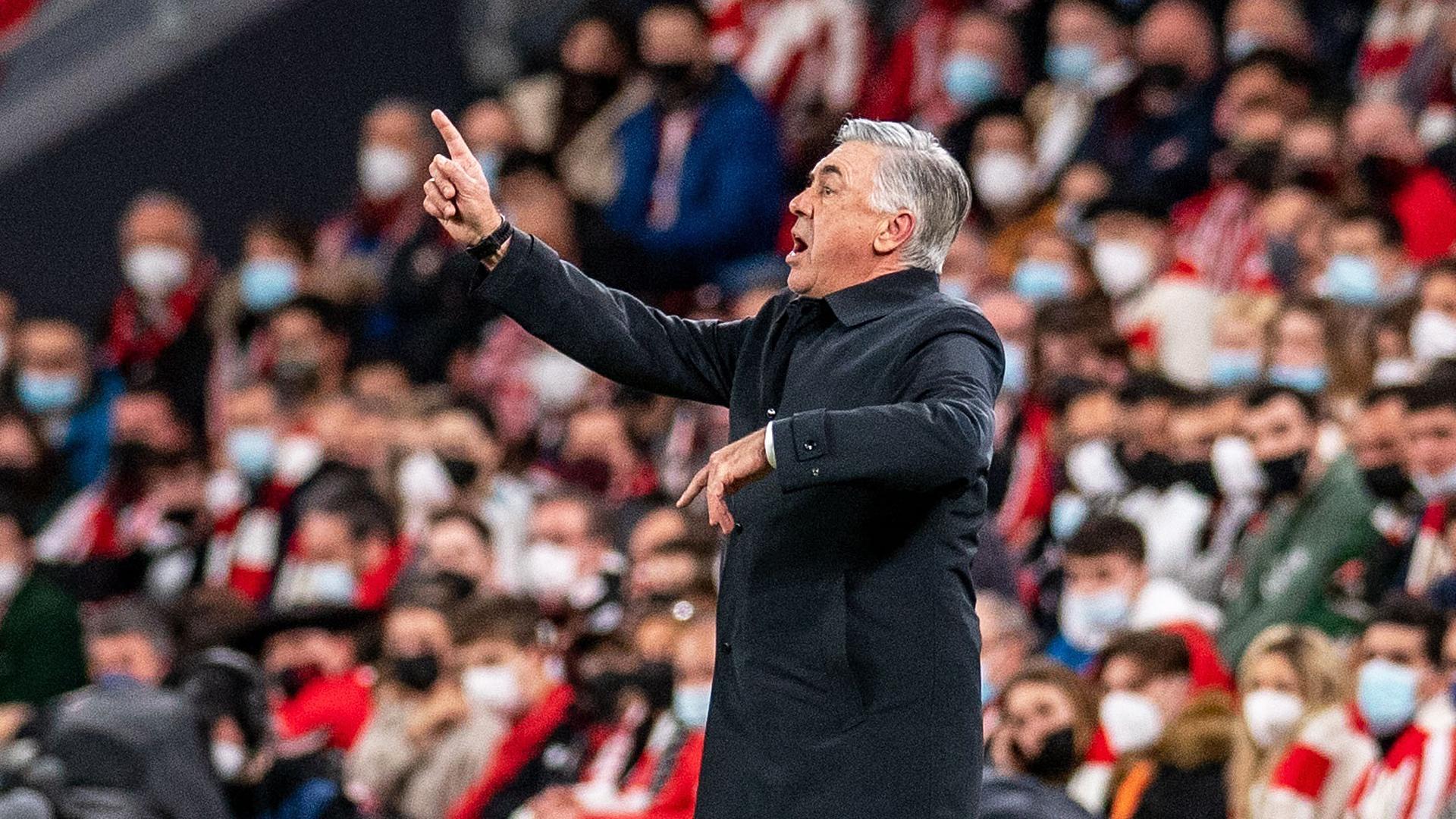 El técnico del Real Madrid, Carlo Ancelotti, da instrucciones a sus jugadores en el choque contra el Athletic en Bilbao