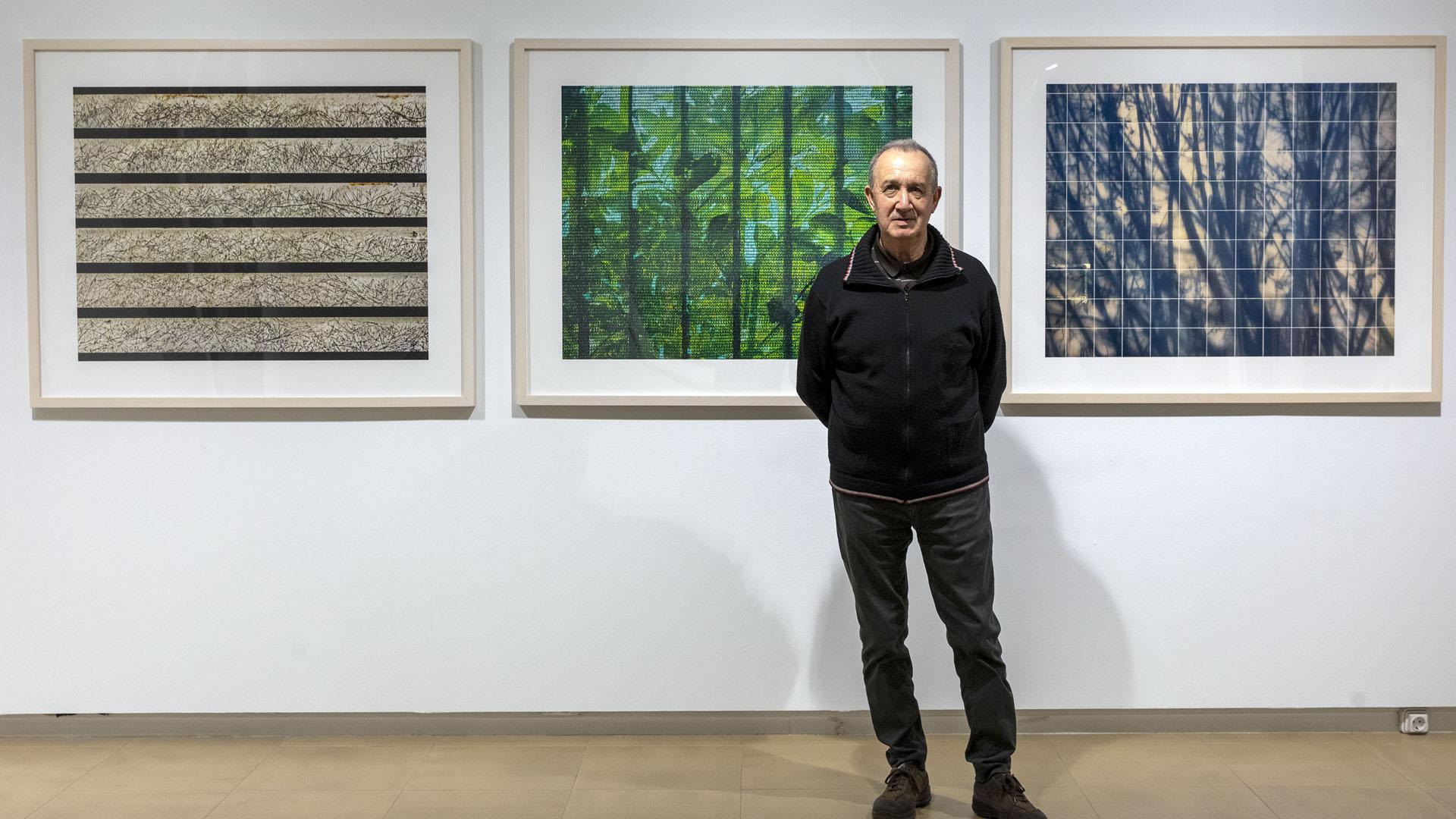 Carlos Cánovas con algunas de las fotografías que muestra en la exposición Naturaleza y Control, en la Casa de Cultura de Zizur Mayor