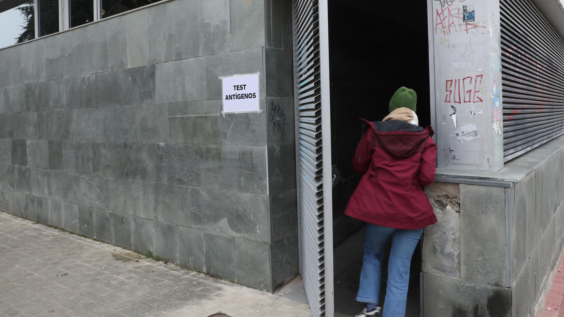 Una mujer accede por la entrada al centro de salud de la Txantrea para los test de antígenos