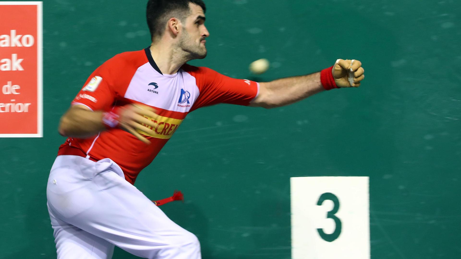 Instante en el que un error de zurda de Joseba Ezkurdia brindó a Jaka-Mariezkurrena II el 20-21 ayer en el frontón Labrit