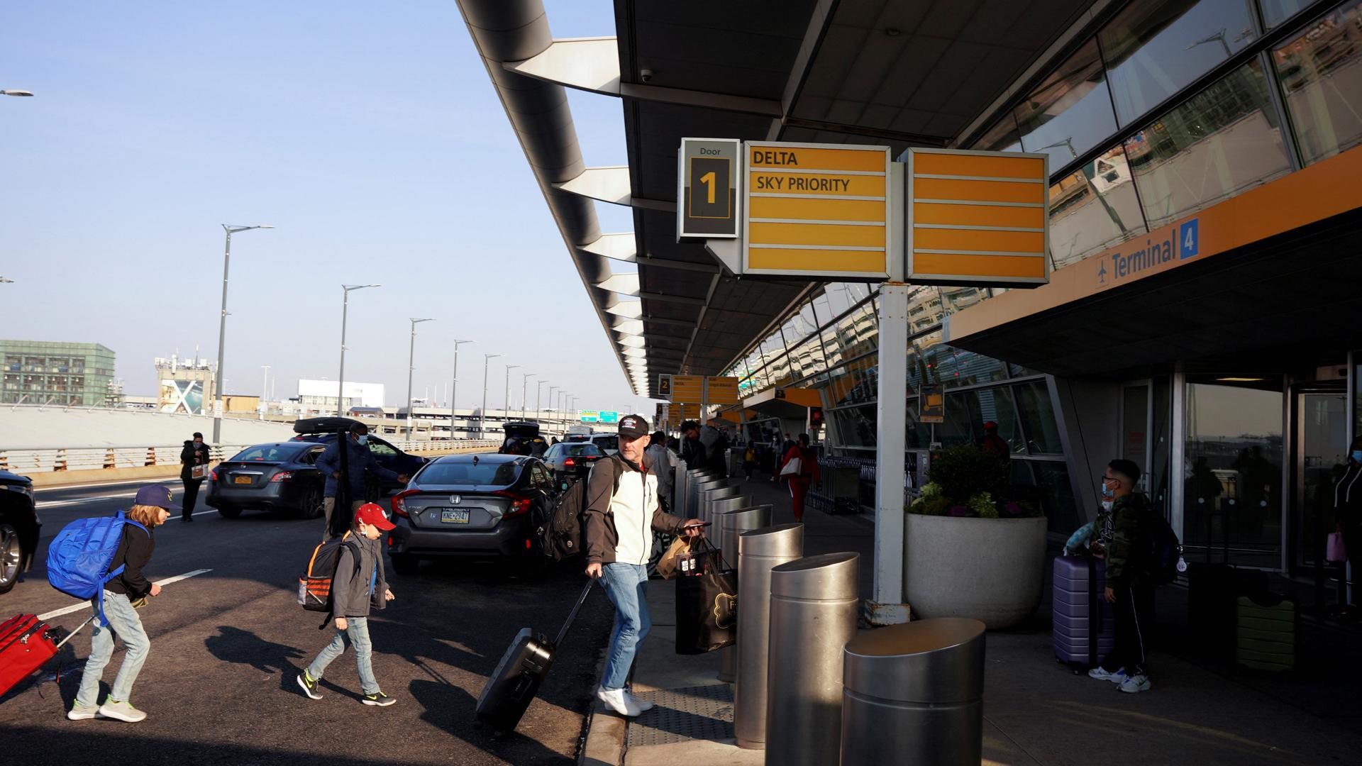 Viajeros caminan en el aeropuerto John F. Kennedy de Nueva York