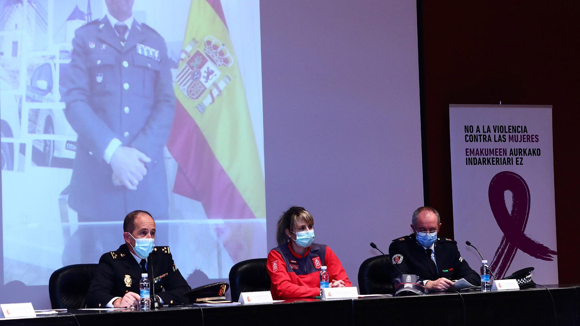 Los responsables policiales que participaron en la mesa redonda. Sentados en la mesa, de izquierda a derecha: Jesús González ( Policía Nacional), Cristina Eseverri (Policía Foral), Ángel Azanza (Policía Municipal de Pamplona). De pìe, en videoconferencia, Óscar Silva (Guardia Civil)*P: 
*L: PAMPLONA 
*T: JORNADA SOBRE VIOLENCIA DE GENERO. CUERPOS POLICIALES