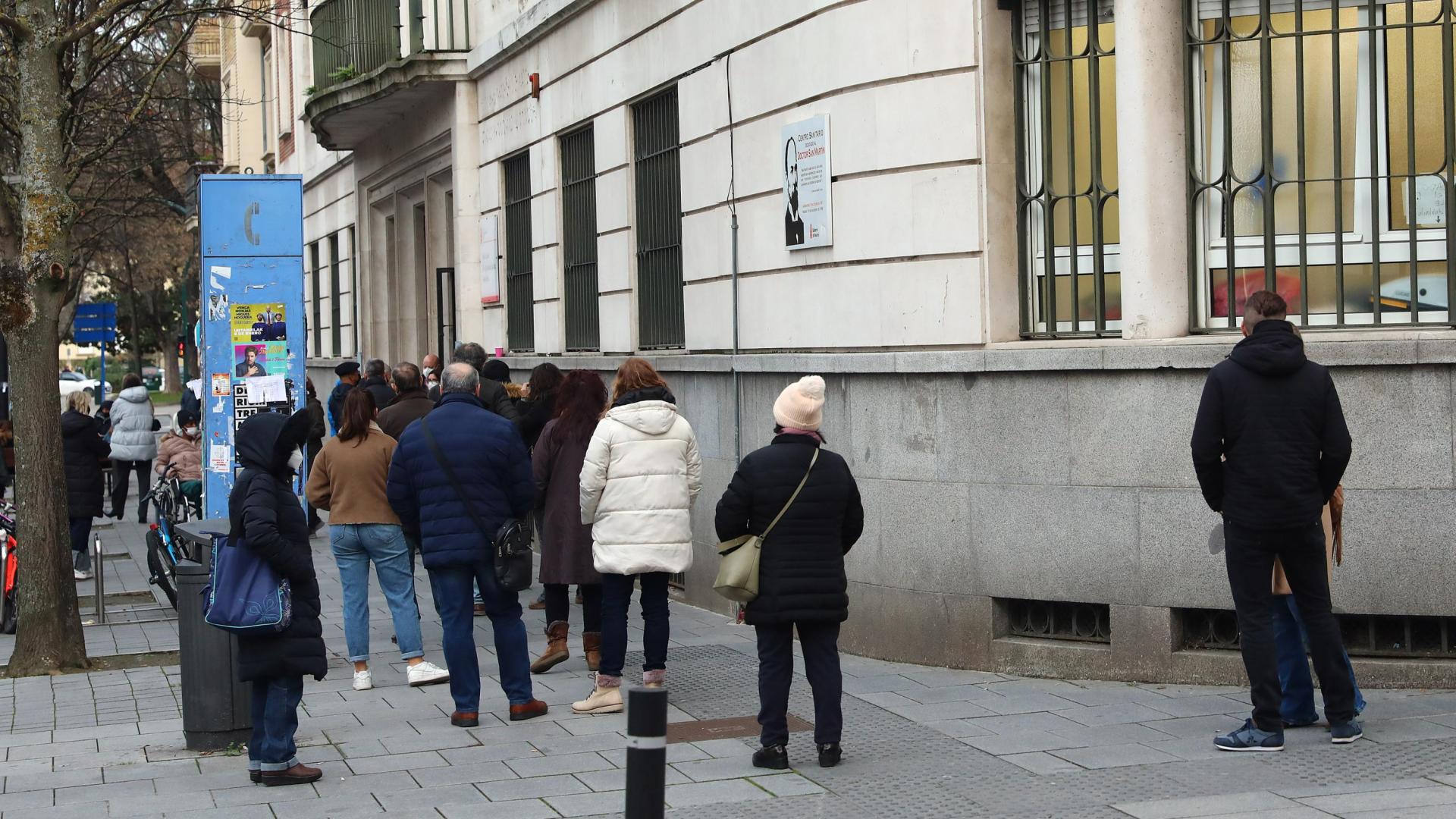 Colas en el exterior del centro de salud Doctor San Martín de Pamplona