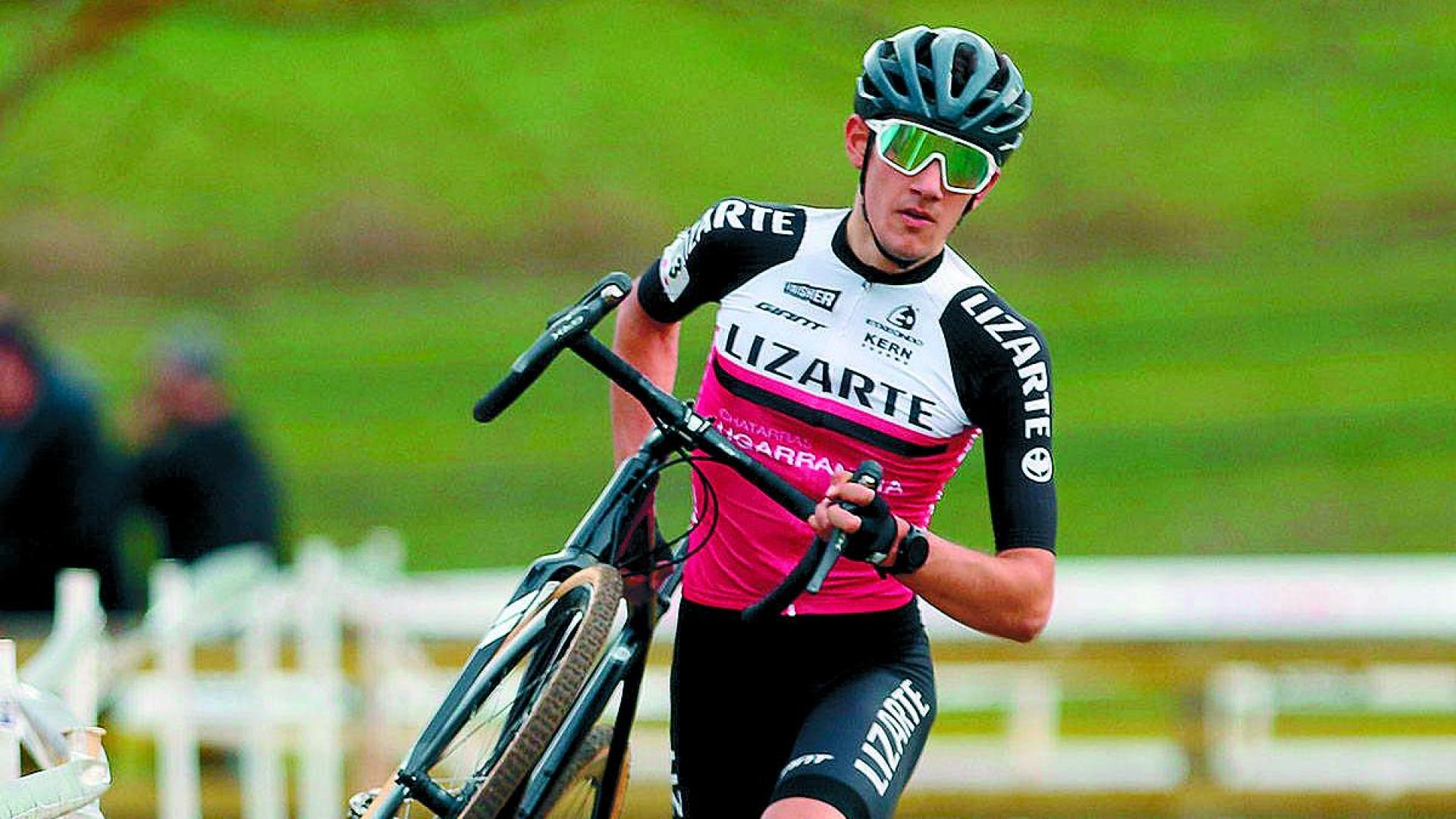 Arrieta, bici en mano, para superar uno de los obstáculos