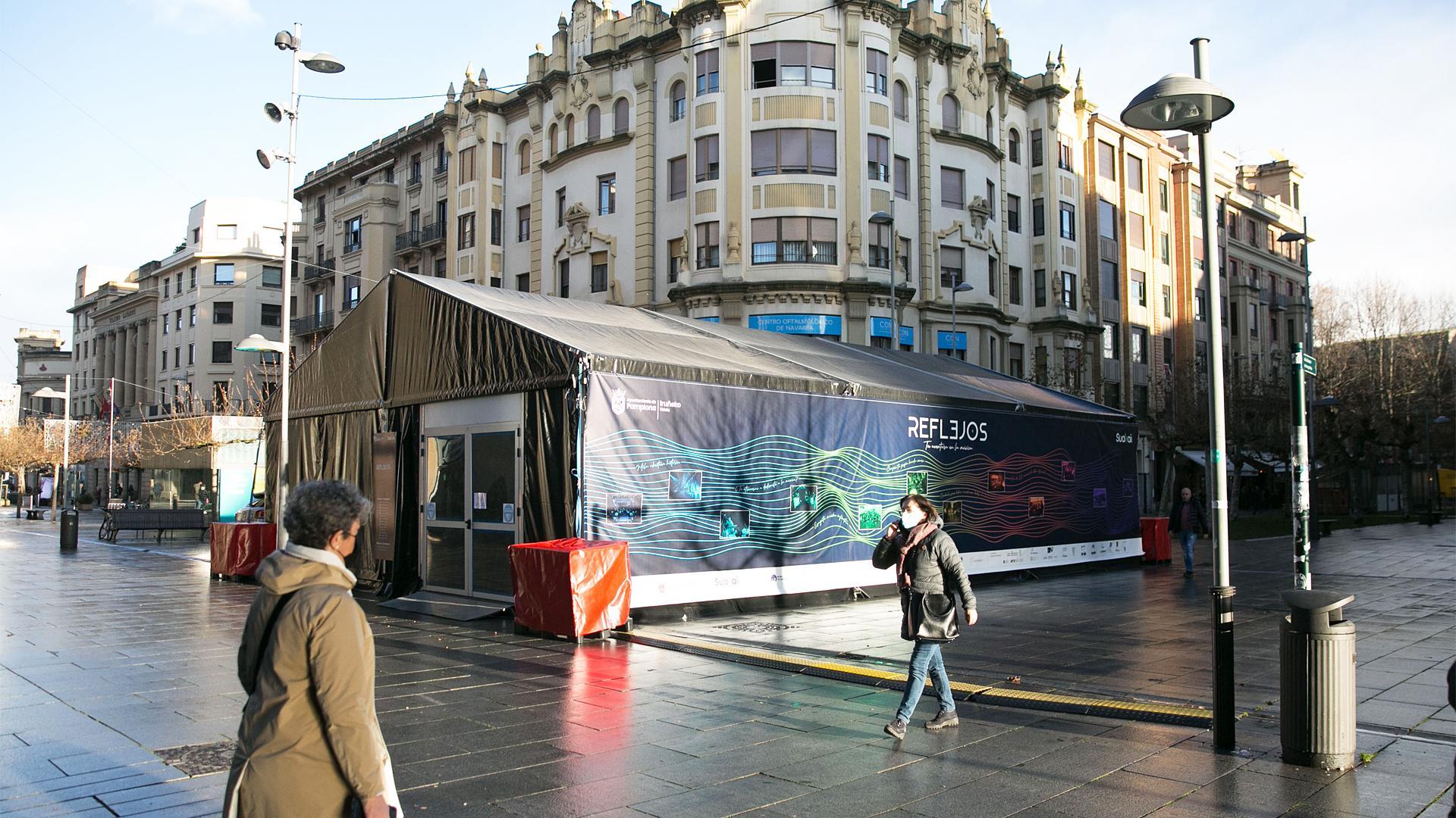 Carpa de la propuesta interactiva 'Reflejos' en la avenida de Carlos III