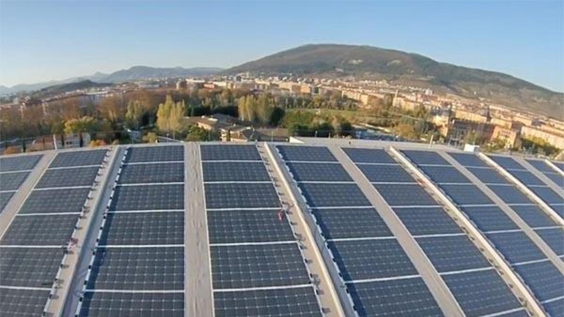 Placas fotovoltaicas en un edificio de Pamplona
