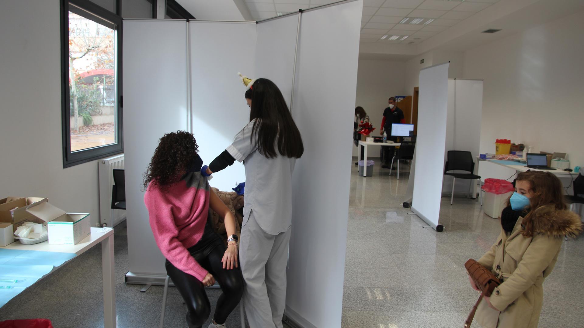 La tudelana Ángela Osta recibe la tercera dosis de la vacuna