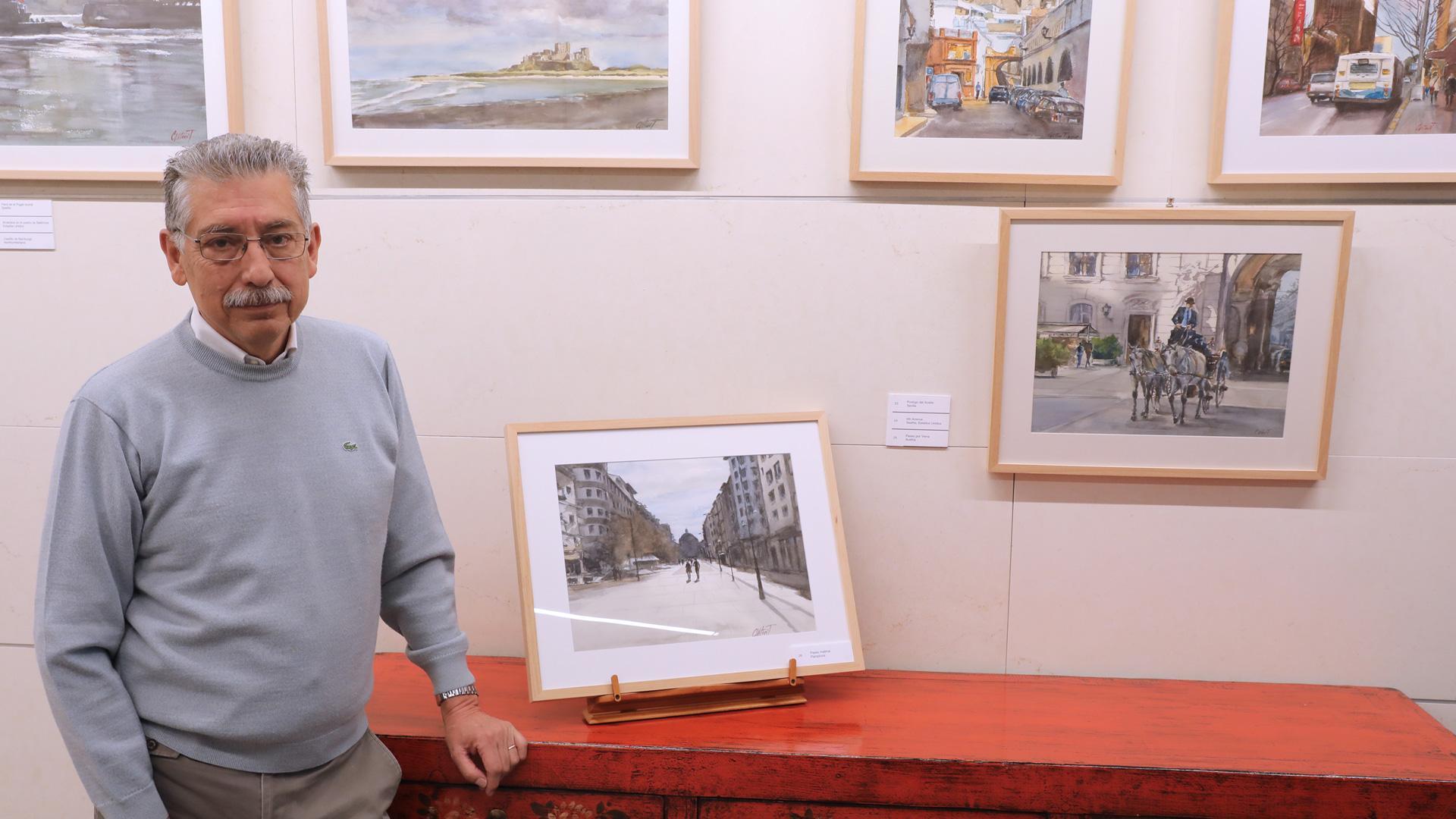 César Viteri, en la exposición junto a la acuarela que plasma un amanecer en la Avenida Carlos III