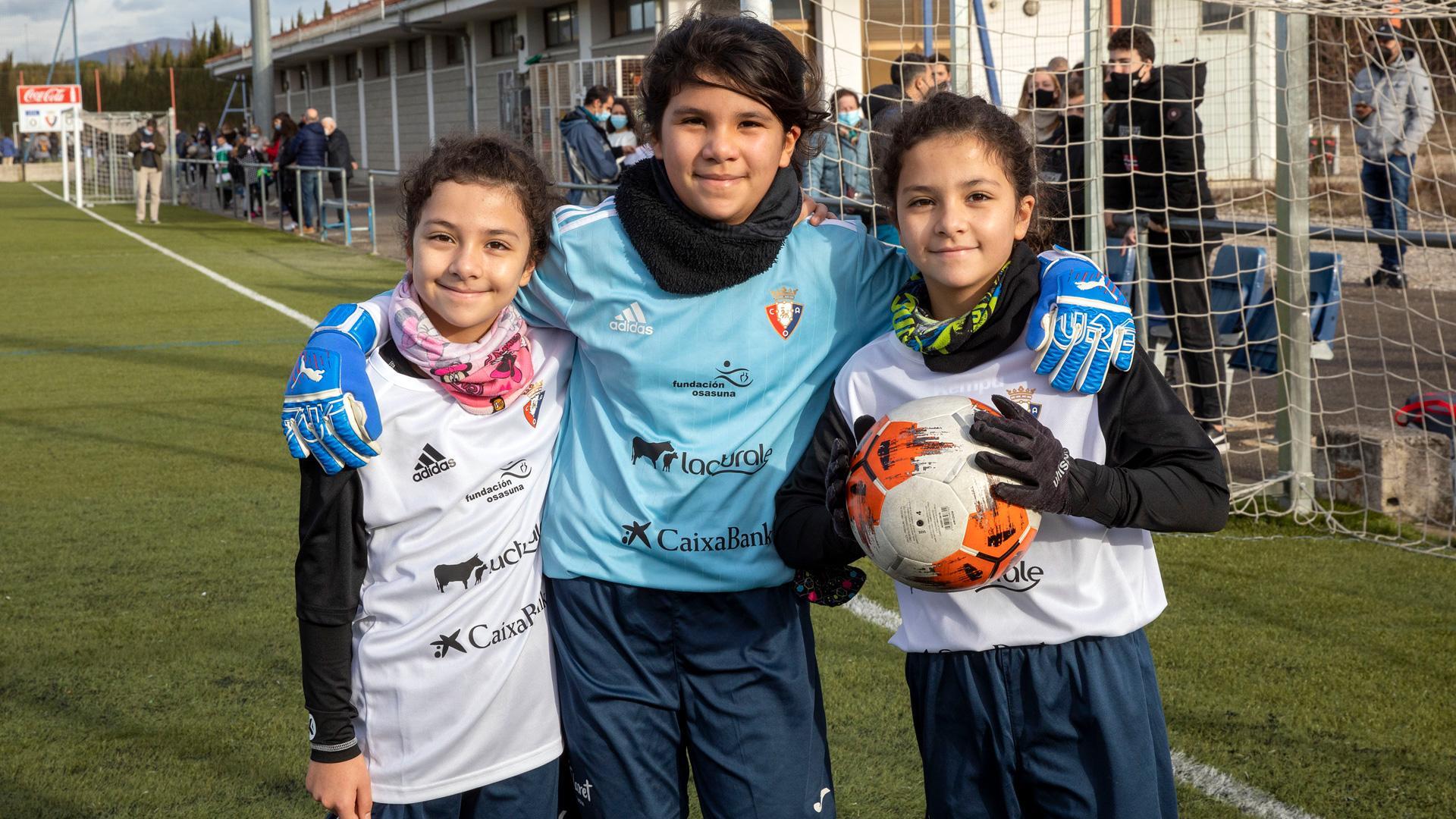 Las hermanas Sofía, Carla y Chiara Giacoli Sánchez, del Claret Larraona, posan ante la cámara antes de su partido contra el colegio Virgen Blanca