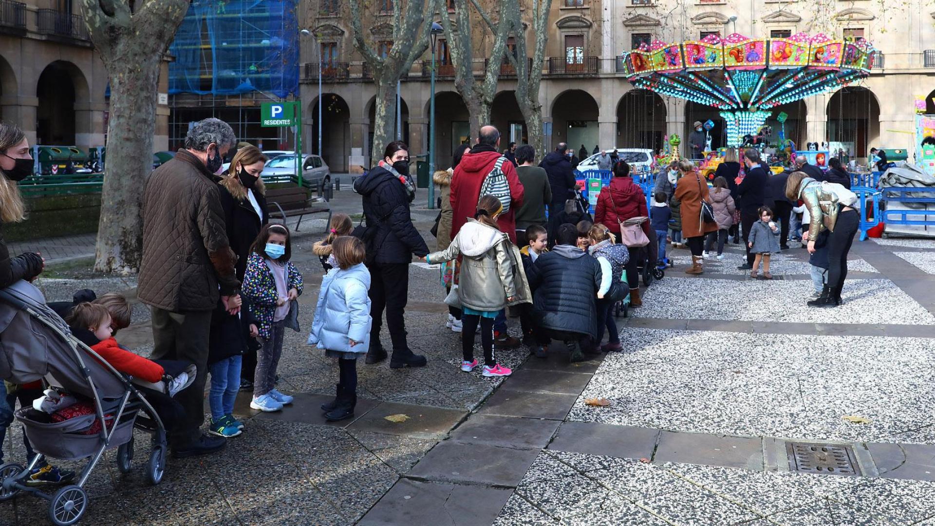 Colas en el espacio Coworkids, en la plaza de la Libertad de Pamplona