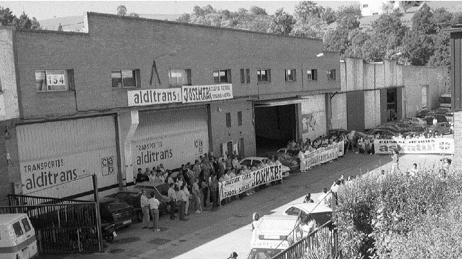 Empleados de Alditrans en una concentración reclamando la liberación de José María Aldaya en la fábrica el 9 de octubre de 1995