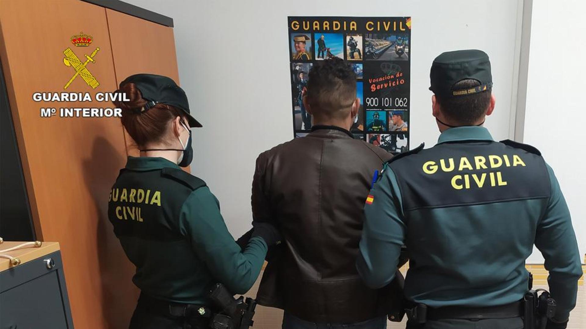 El detenido, custodiado por la Guardia Civil

GUARDIA CIVIL

29/12/2021