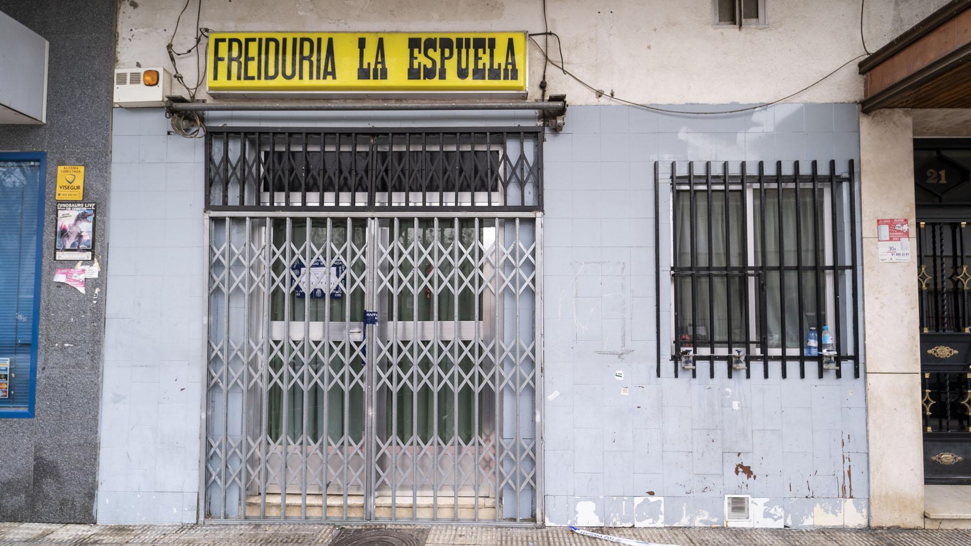 Fachada del bar Freiduría La Espuela, donde el 28 de diciembre fueron encontrados dos cadáveres, a 28 de diciembre de 2021, en Parla, Madrid
