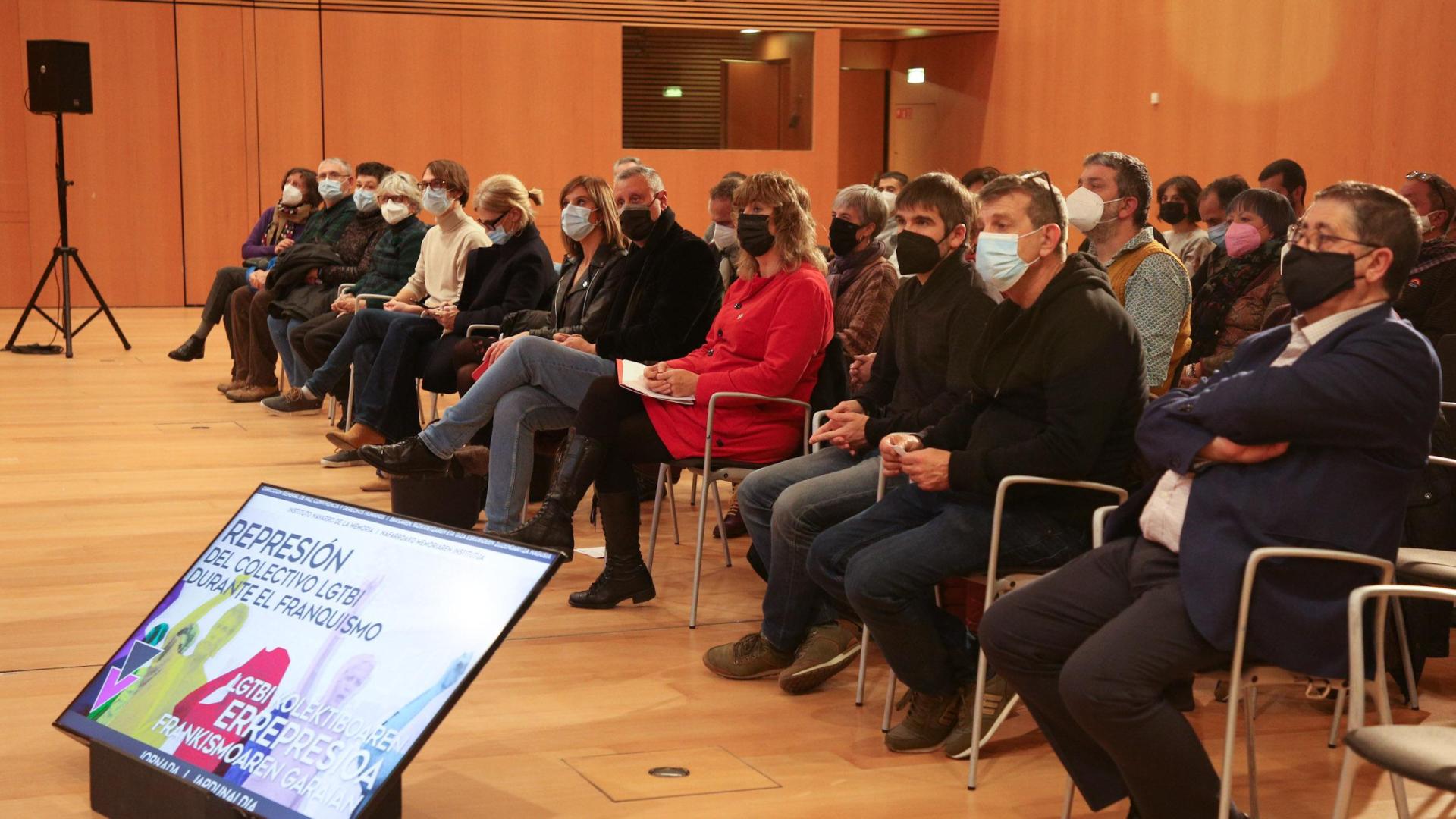 La consejera de Relaciones Ciudadanas, Ana Ollo y el director general de Paz, Convivencia y Derechos Humanos, Martin Zabalza, en primera fila en la jornada de presentación