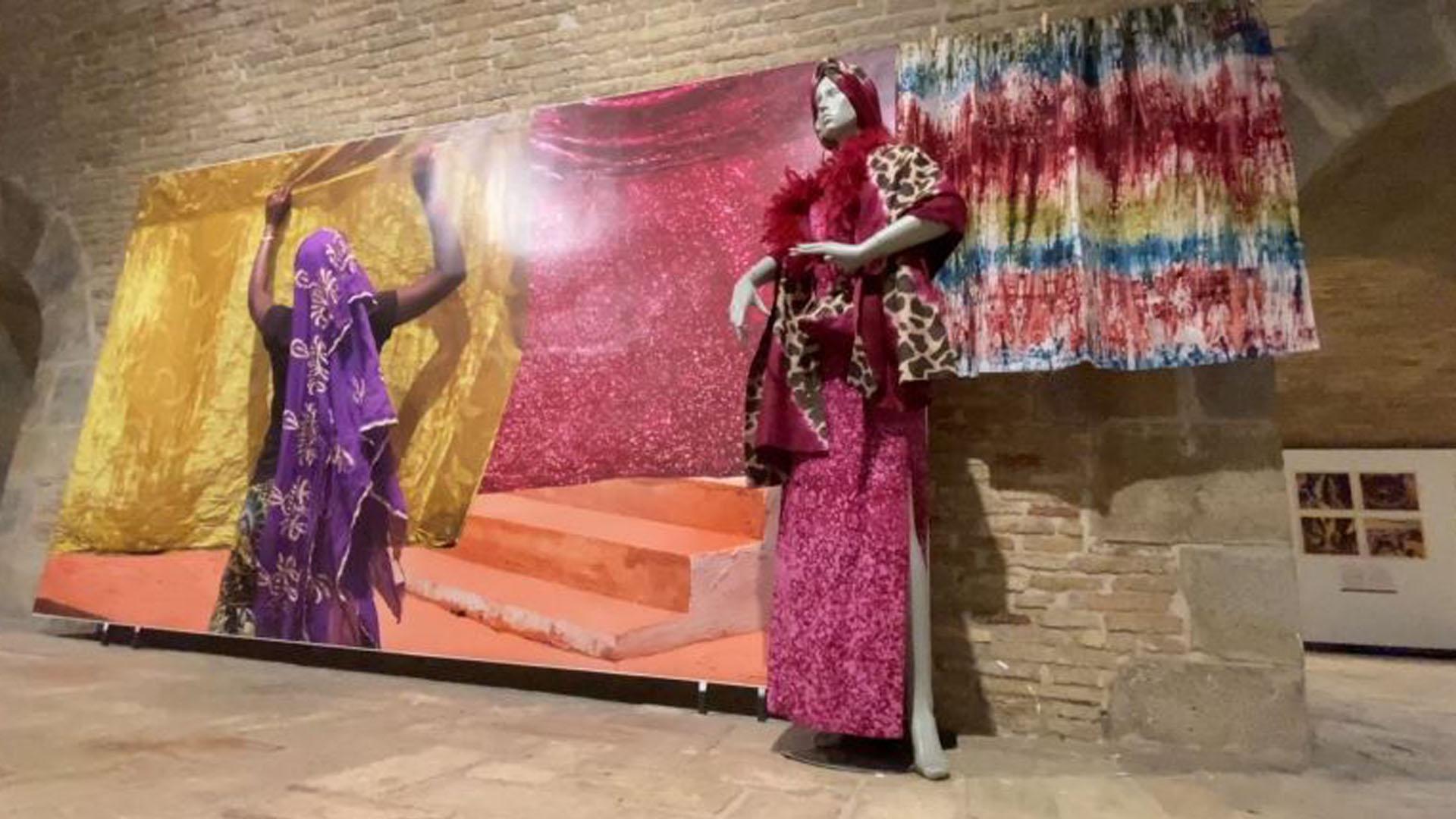 La primera planta del Pabellón de Mixtos alberga la exposición ‘El lenguaje de las telas, arte textil en África Occidental’