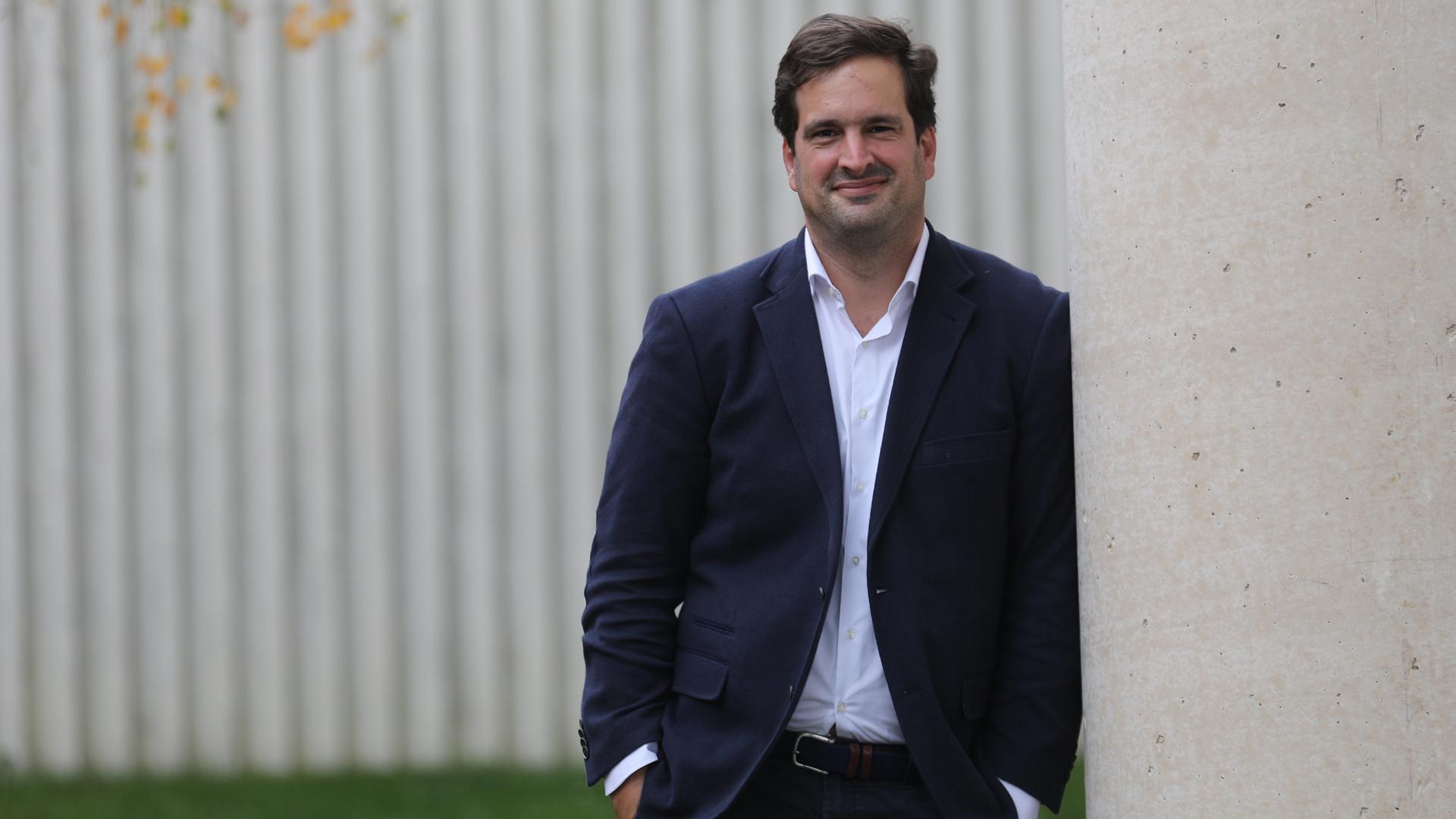 Javier Lipúzcoa Serón posa en la entrada del Edificio Amigos de la Universidad de Navarra