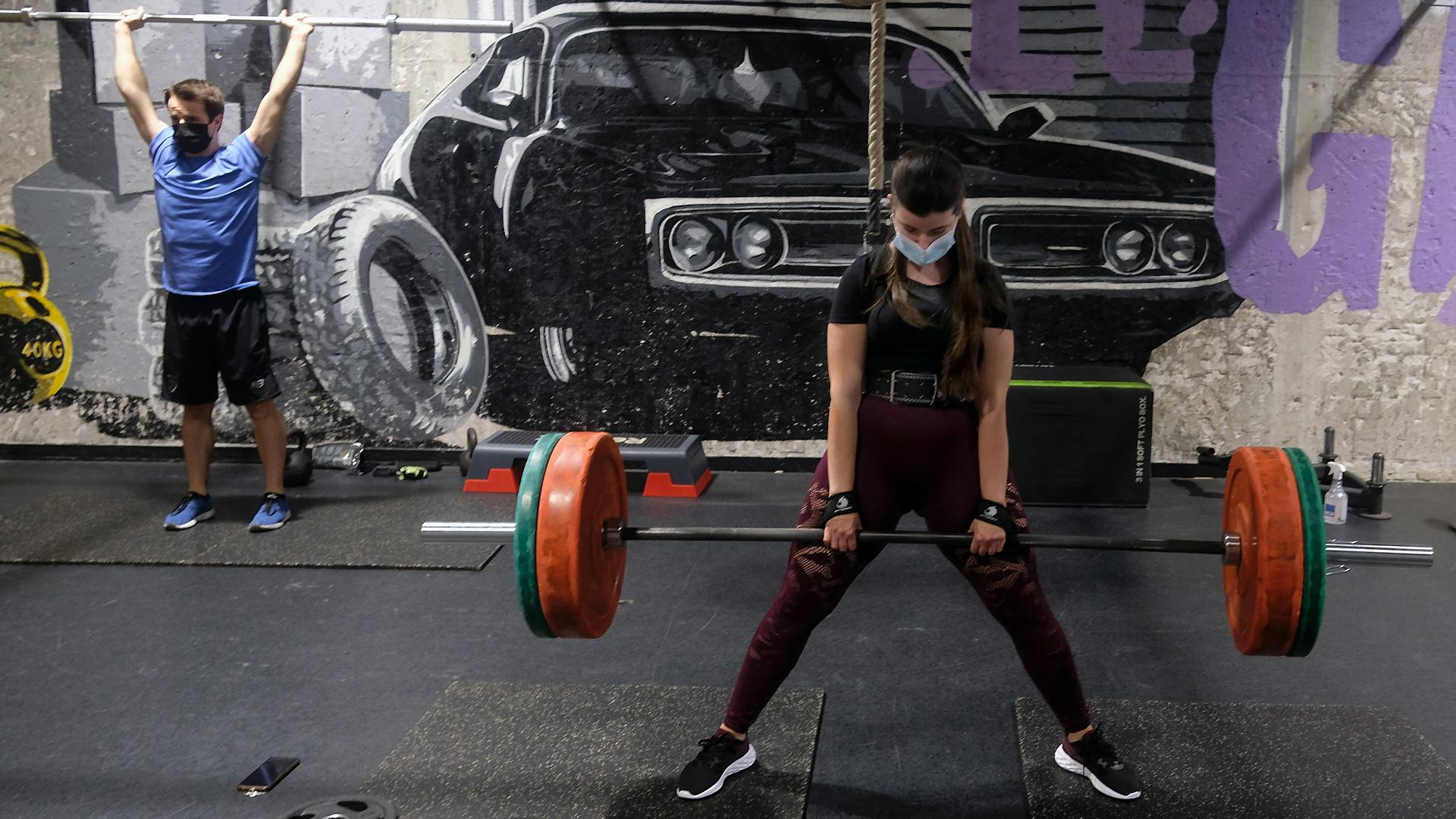 Melani de la Caridad y Jaime Fuente, de 19 y 25 años, entrenan en el gimnasio Altafit de Pamplona, el día que se aprobó la normativa que exige el certificado covid