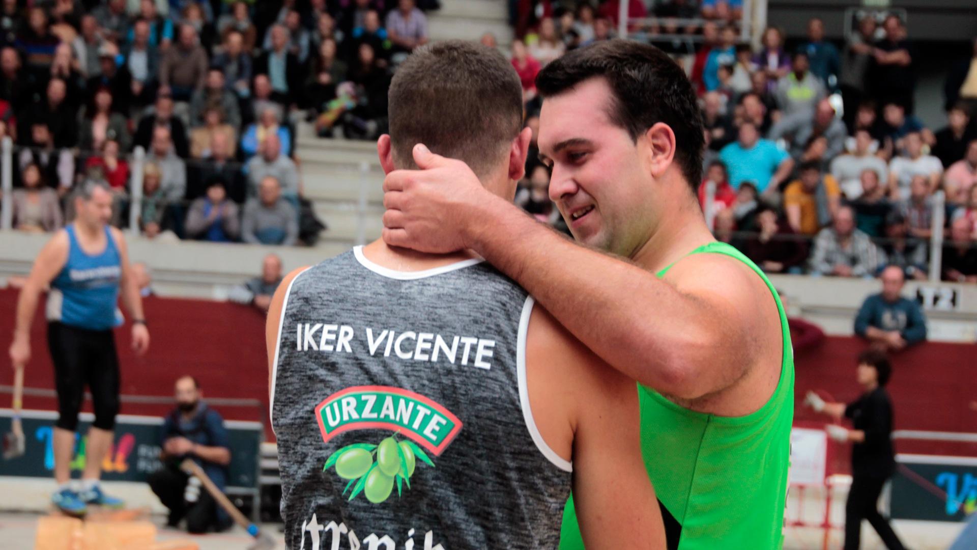 Iker Vicente y Mikel Larrañaga, en el campeonato de Euskadi de Aizkora celebrado en 2019