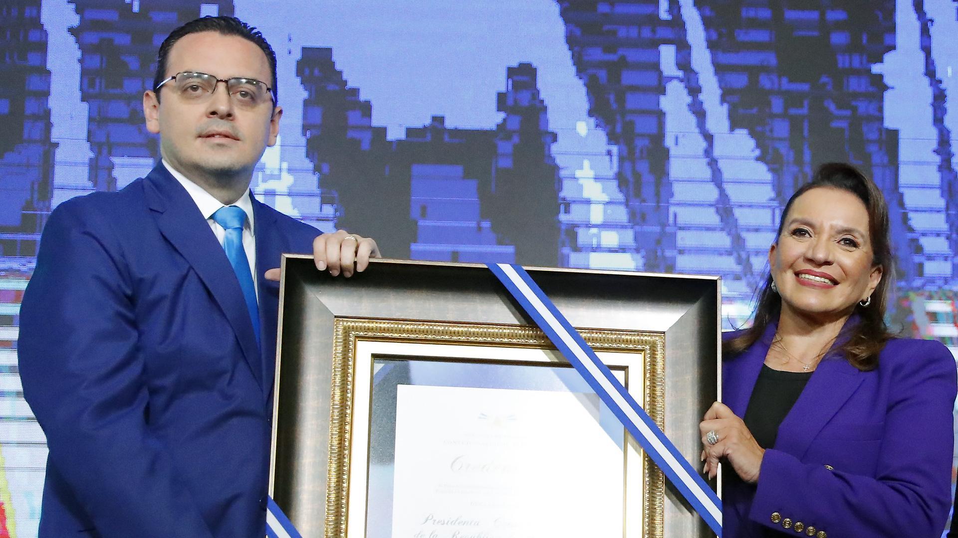 Kelvin Aguirre, presidente consejero del Consejo Nacional Electoral, posa junto a la presidenta electa de Honduras, Xiomara Castro, durante el acto de entrega de credenciales en el Hotel Plaza Juan Carlos en Tegucigalpa (Honduras)