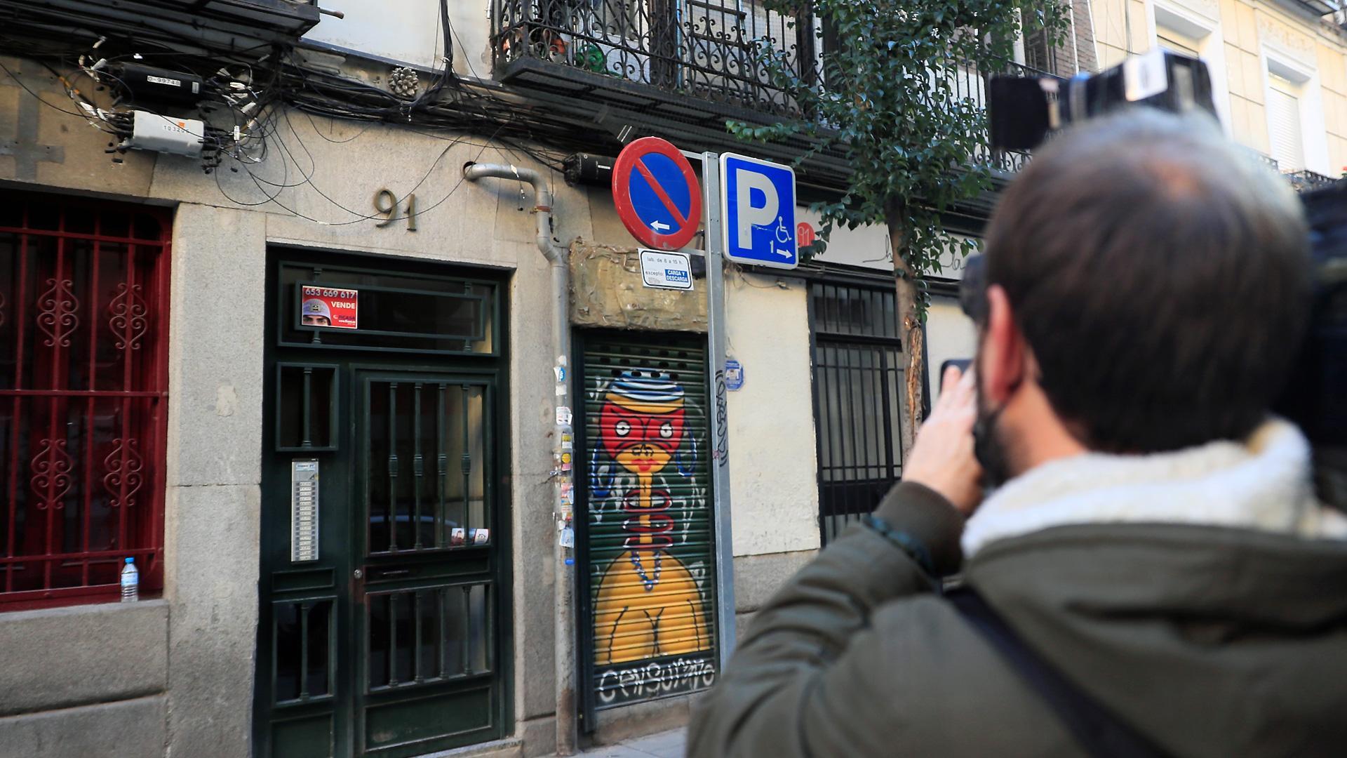 Un cámara de televisión toma imágenes del edificio residencial en el que la Policía Nacional ha encontrado el cadáver de una niña de tres años y de su padre