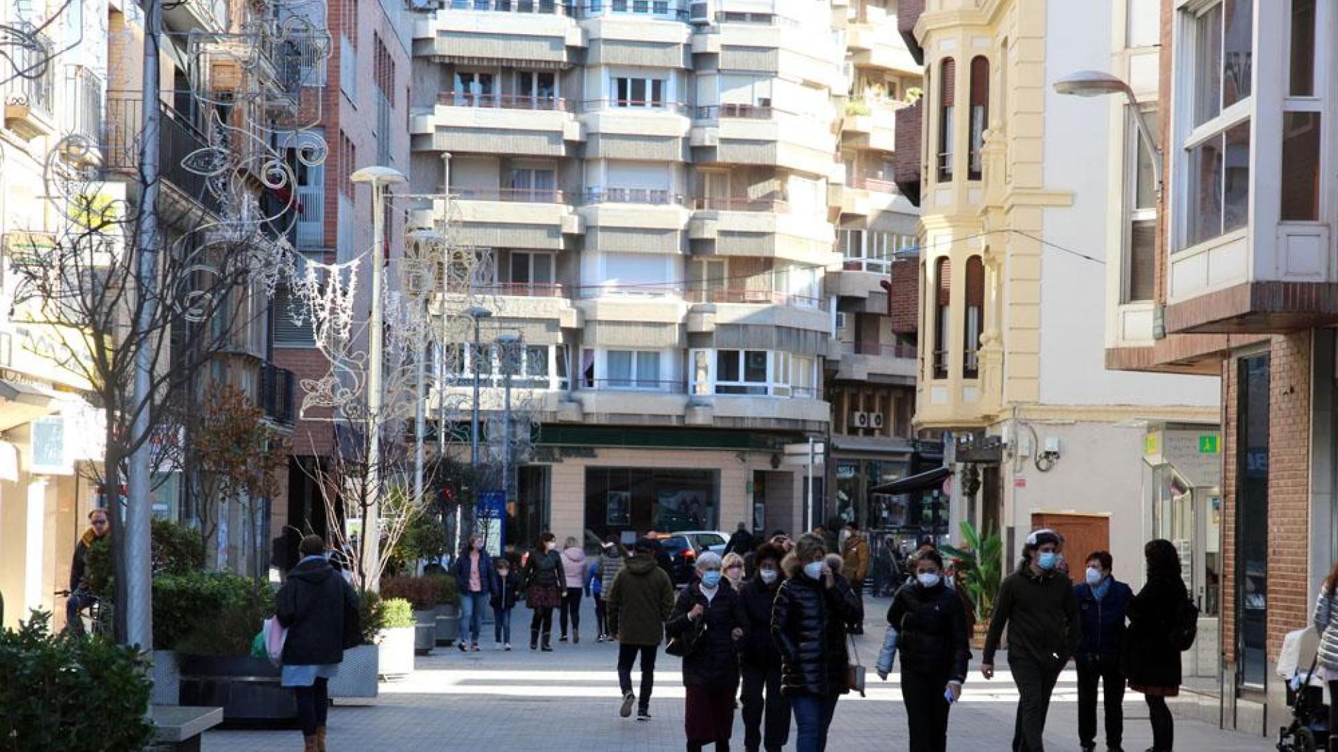Varios viandantes caminan por la céntrica calle Gaztambide-Carrera de Tudela