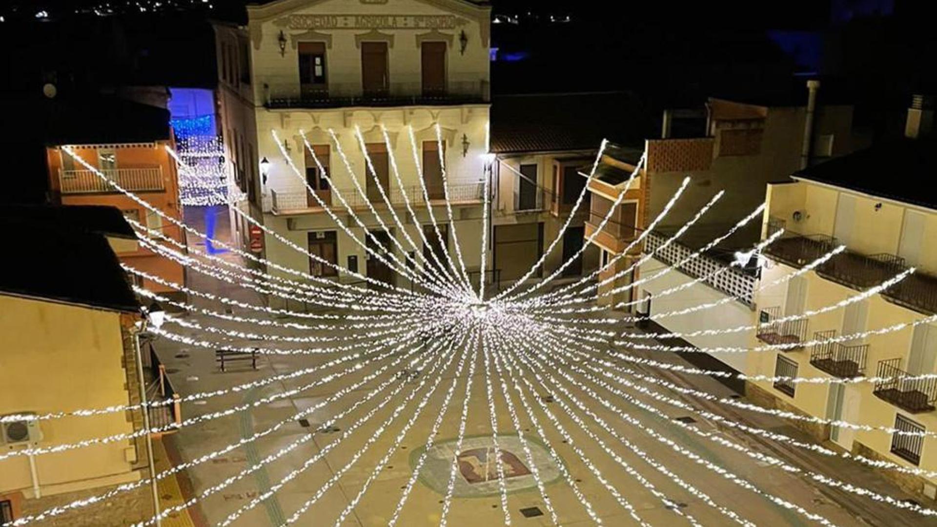 La plaza de Mélida iluminada con una ‘araña’ de luces