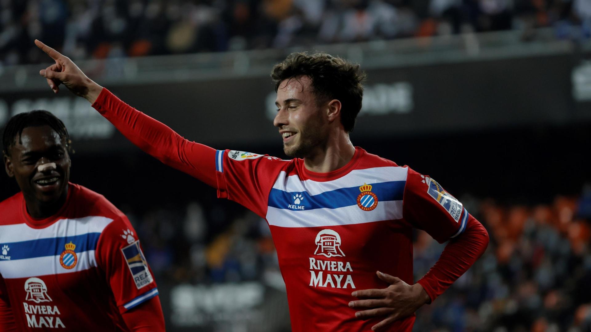 El delantero del Espanyol Javi Puado (d) celebra tras marcar el 1-2 durante el encuentro de la LaLiga Santander disputado este viernes en el estadio de Mestalla, en Valencia