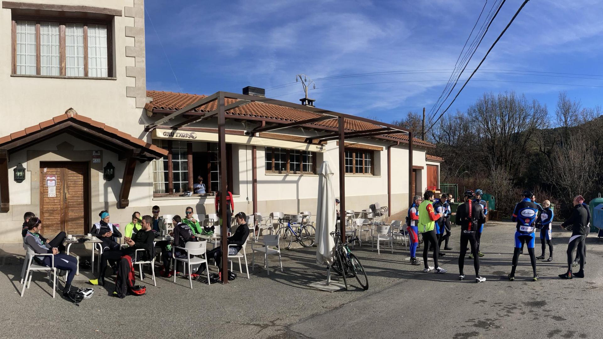 Ciclistas congregados en la terraza del restaurante Gau Txori, el día de Año Nuevo
