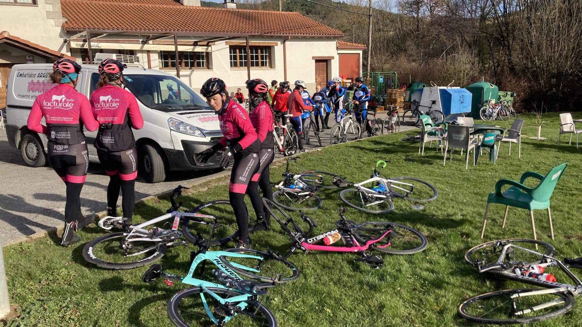 Un grupo de chicas aparca sus bicis en la explanada frente al restaurante Gau Txori