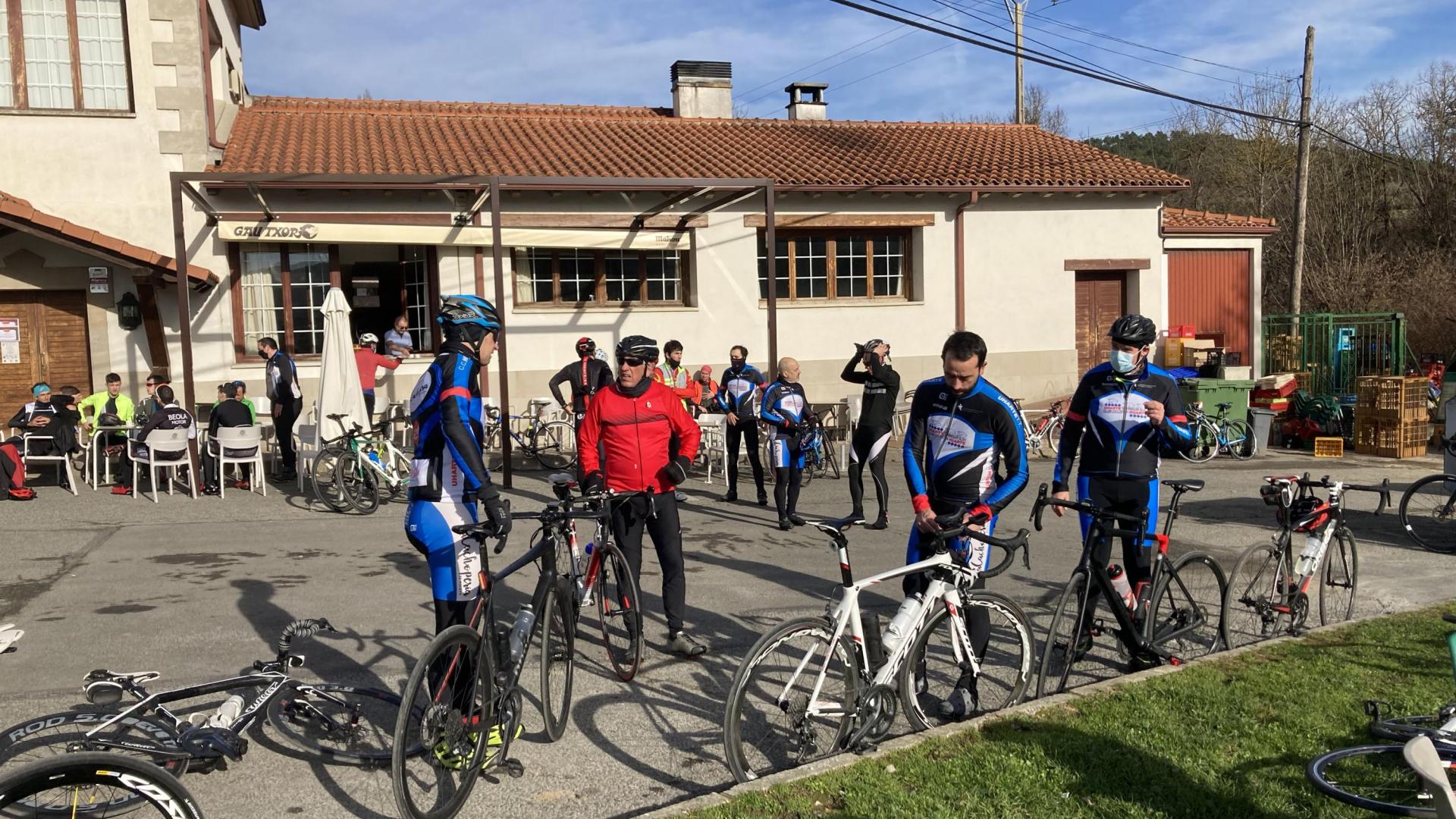 El lugar se convierte en un punto de reunión para los ciclistas que cubren la ruta del "tontódromo", entre Pamplona y Zubiri, una de las más concurridas en Navarra